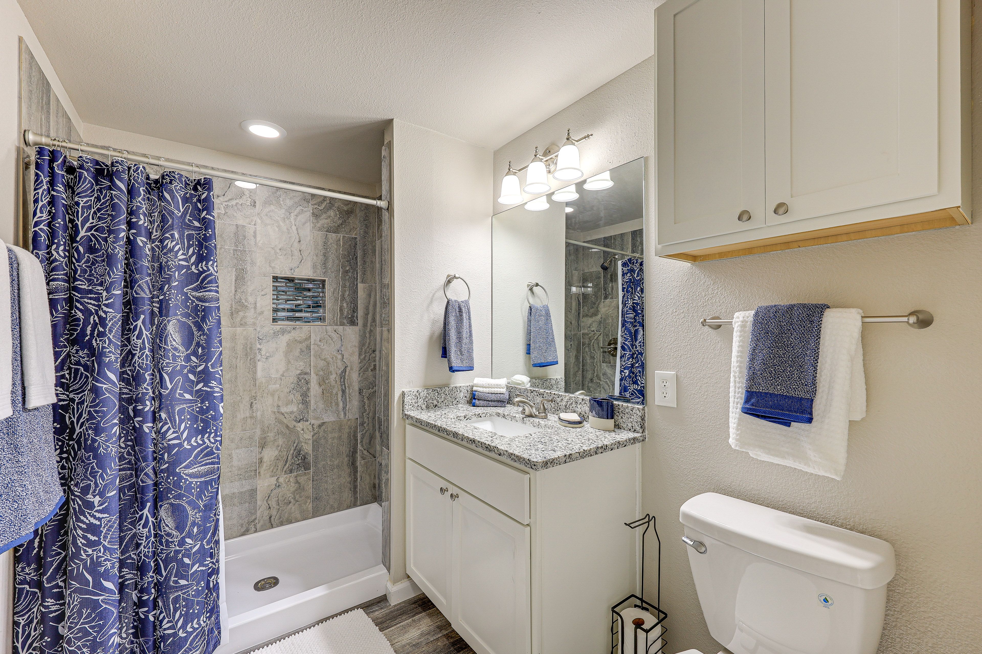 Full Bathroom | Towels Provided