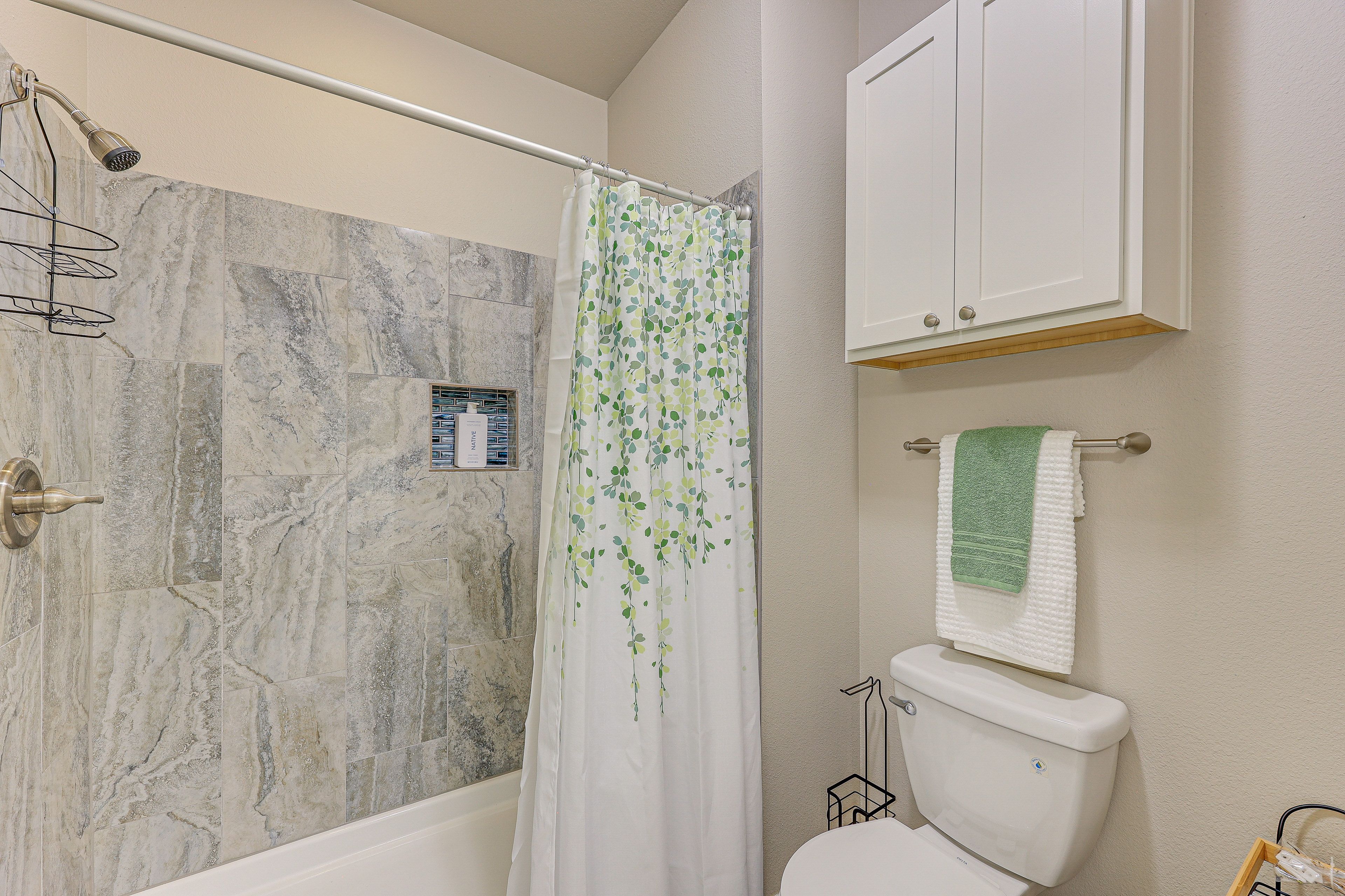 Full Bathroom | Towels Provided