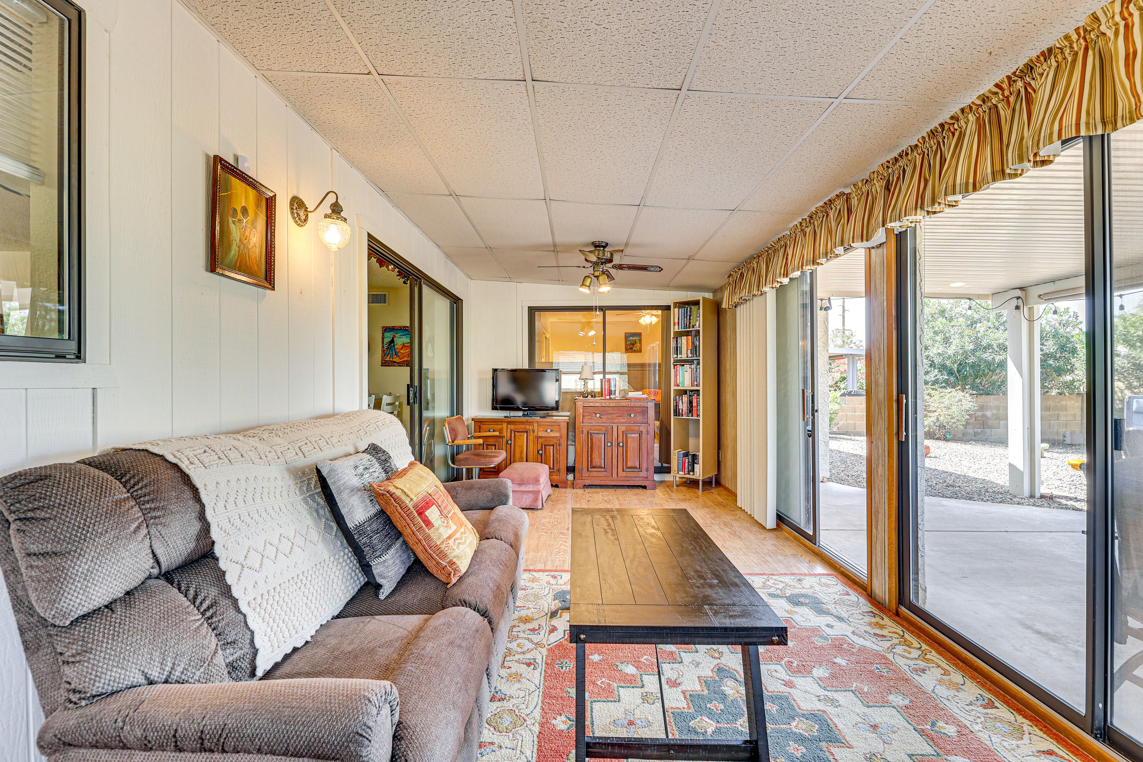 Sunroom | Smart TV | Books