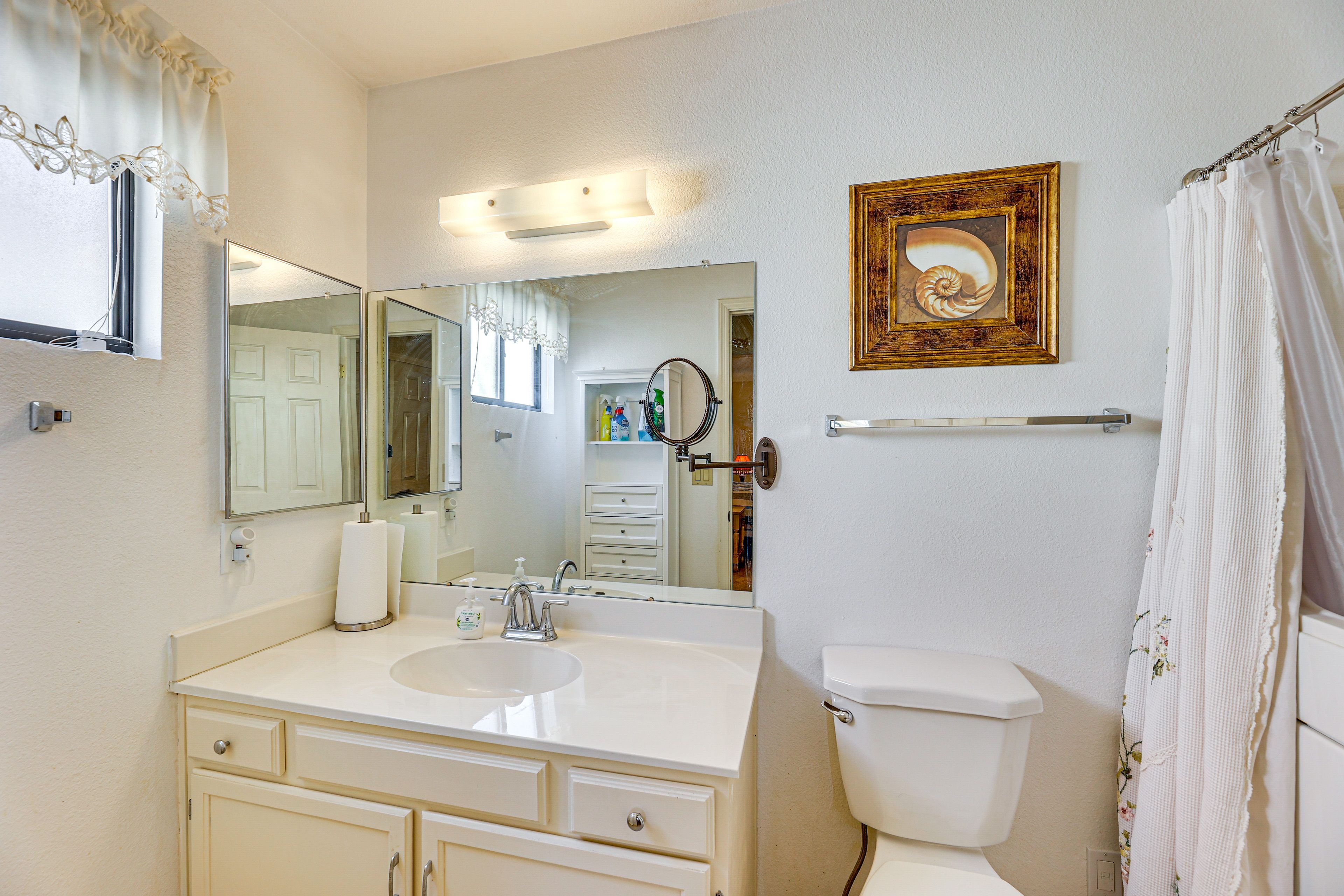 En-Suite Bathroom | Towels Provided