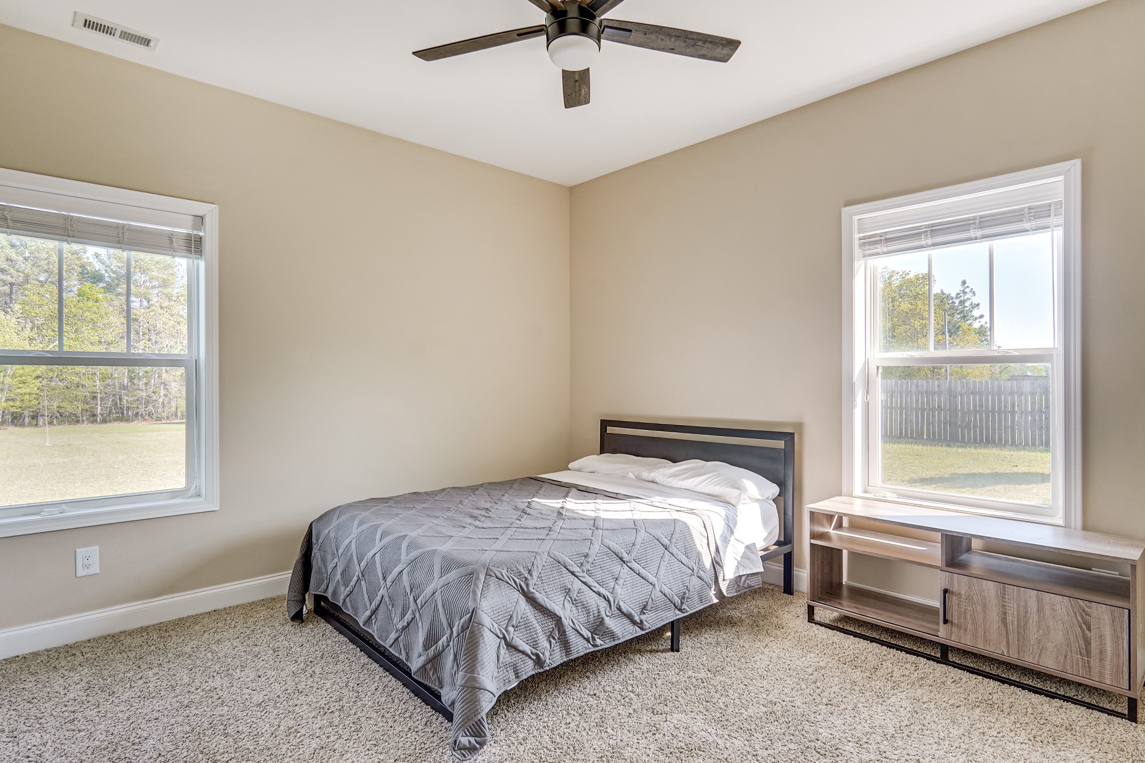 Bedroom 1 | Queen Bed | Linens Provided | 1st Floor