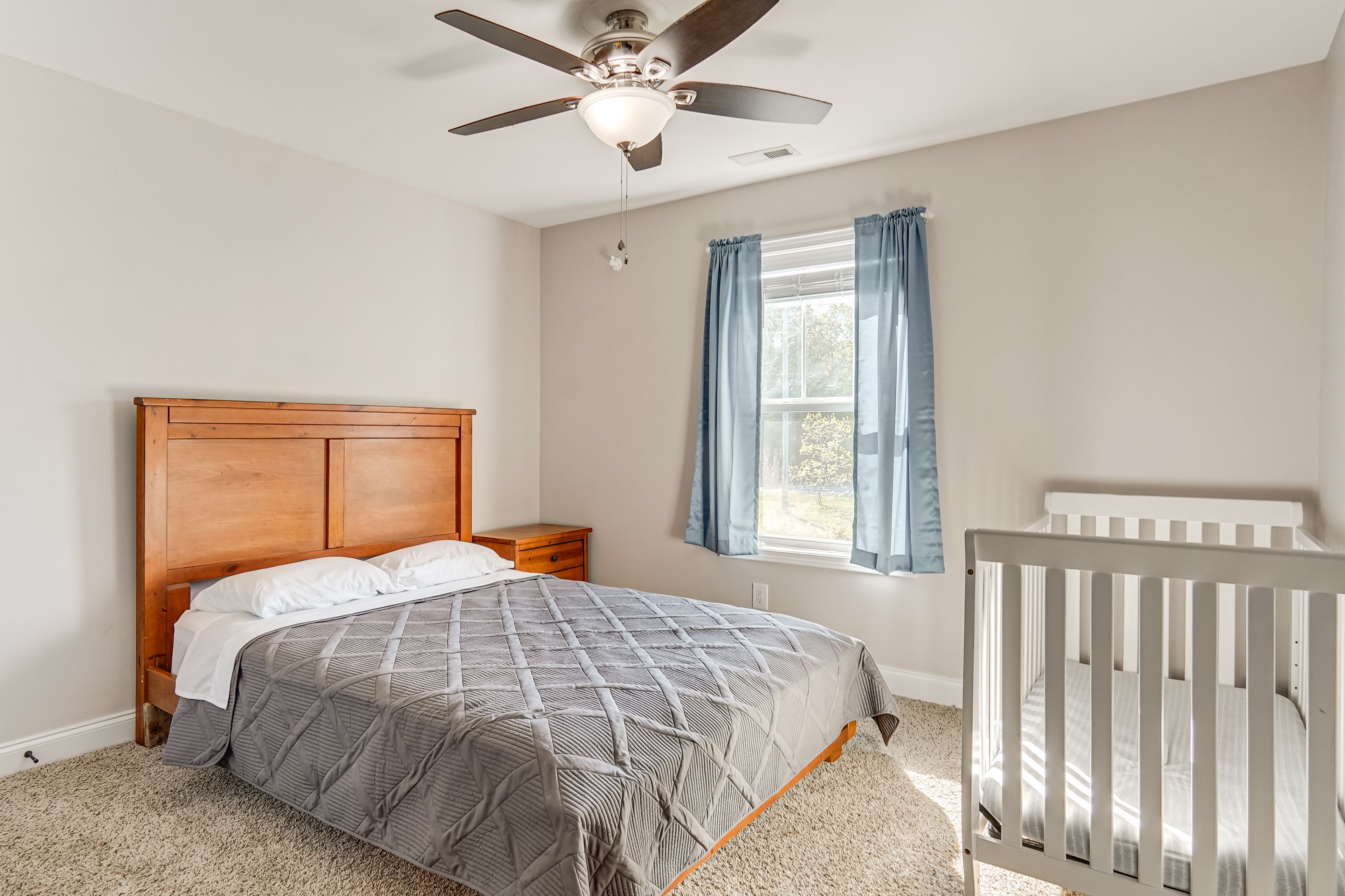 Bedroom 3 | Queen Bed | Crib | 2nd Floor
