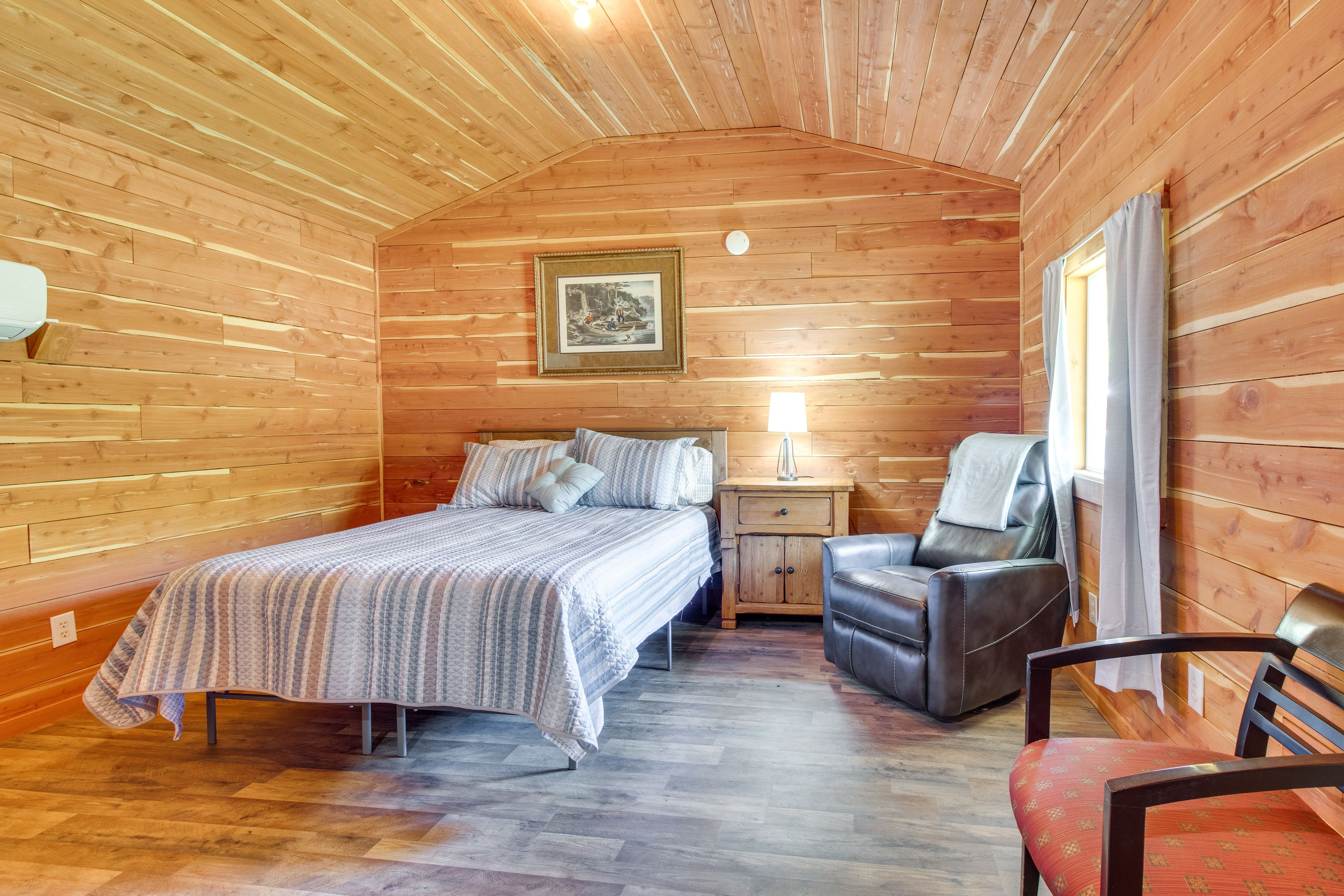 Bedroom | Queen Bed | Closet | Hangers