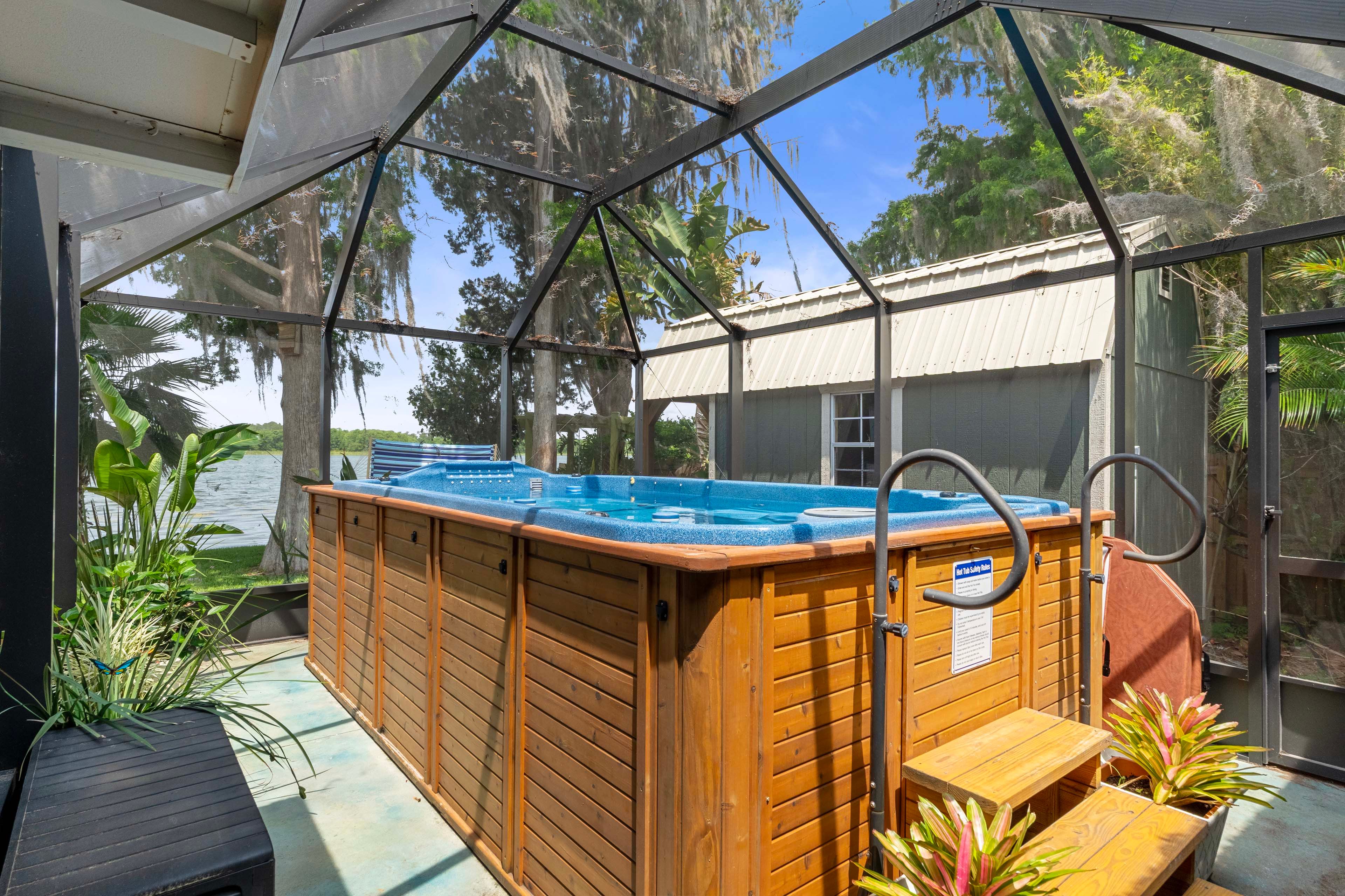 Screened Hot Tub | Lake View | 11 Mi to Crystal River Preserve State Park