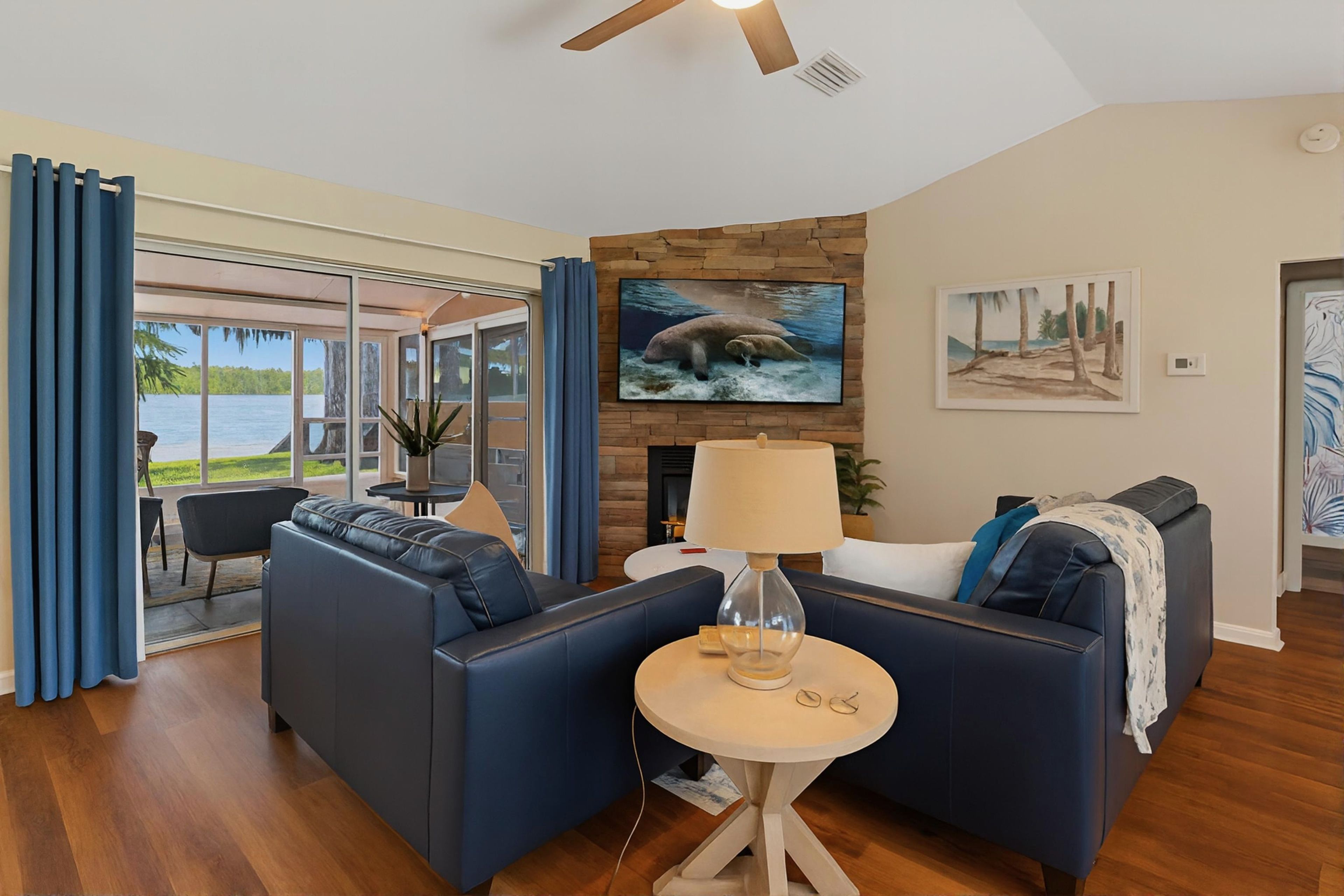 Living Room | Smart TV | Free WiFi