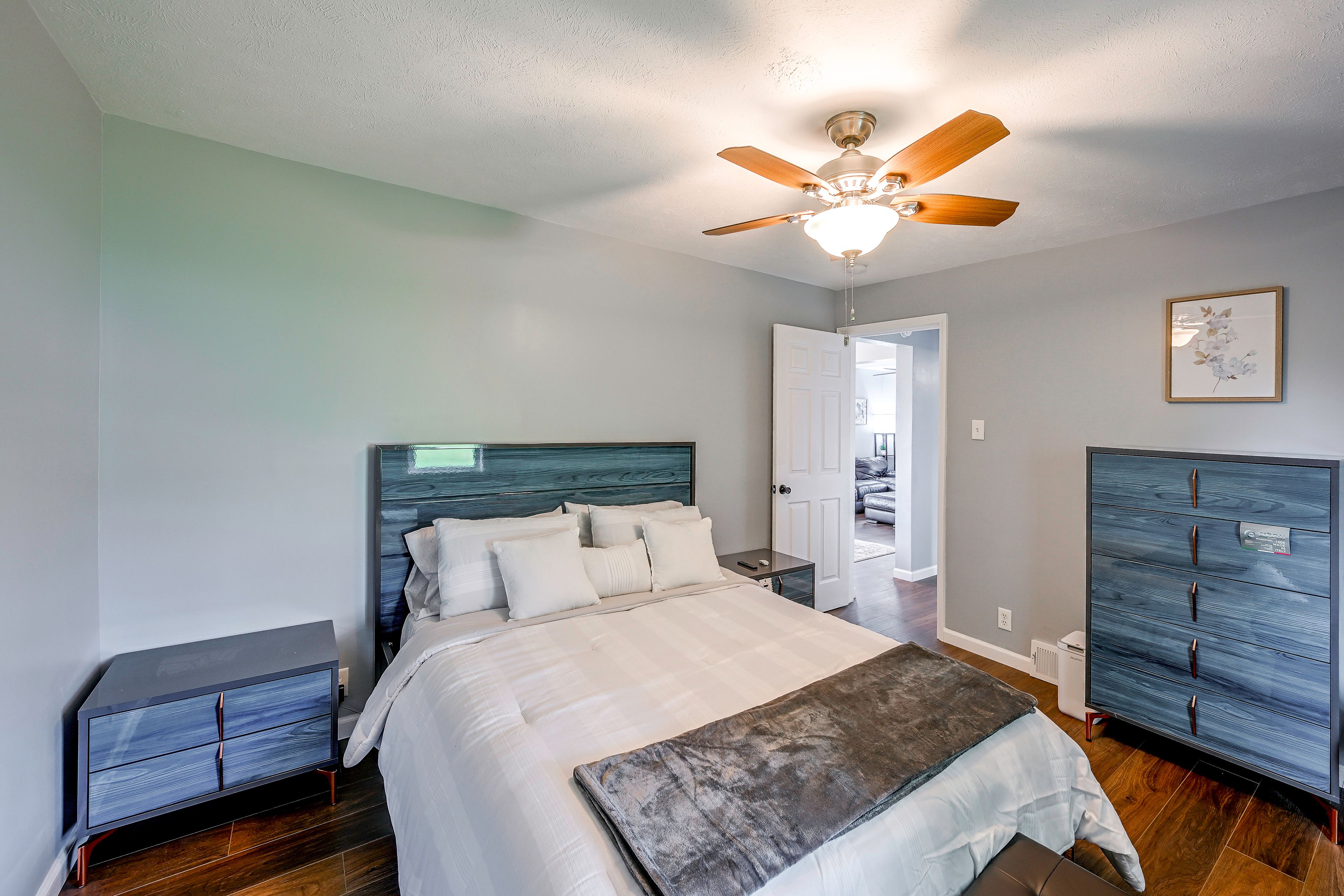 Bedroom 1 | Queen Bed