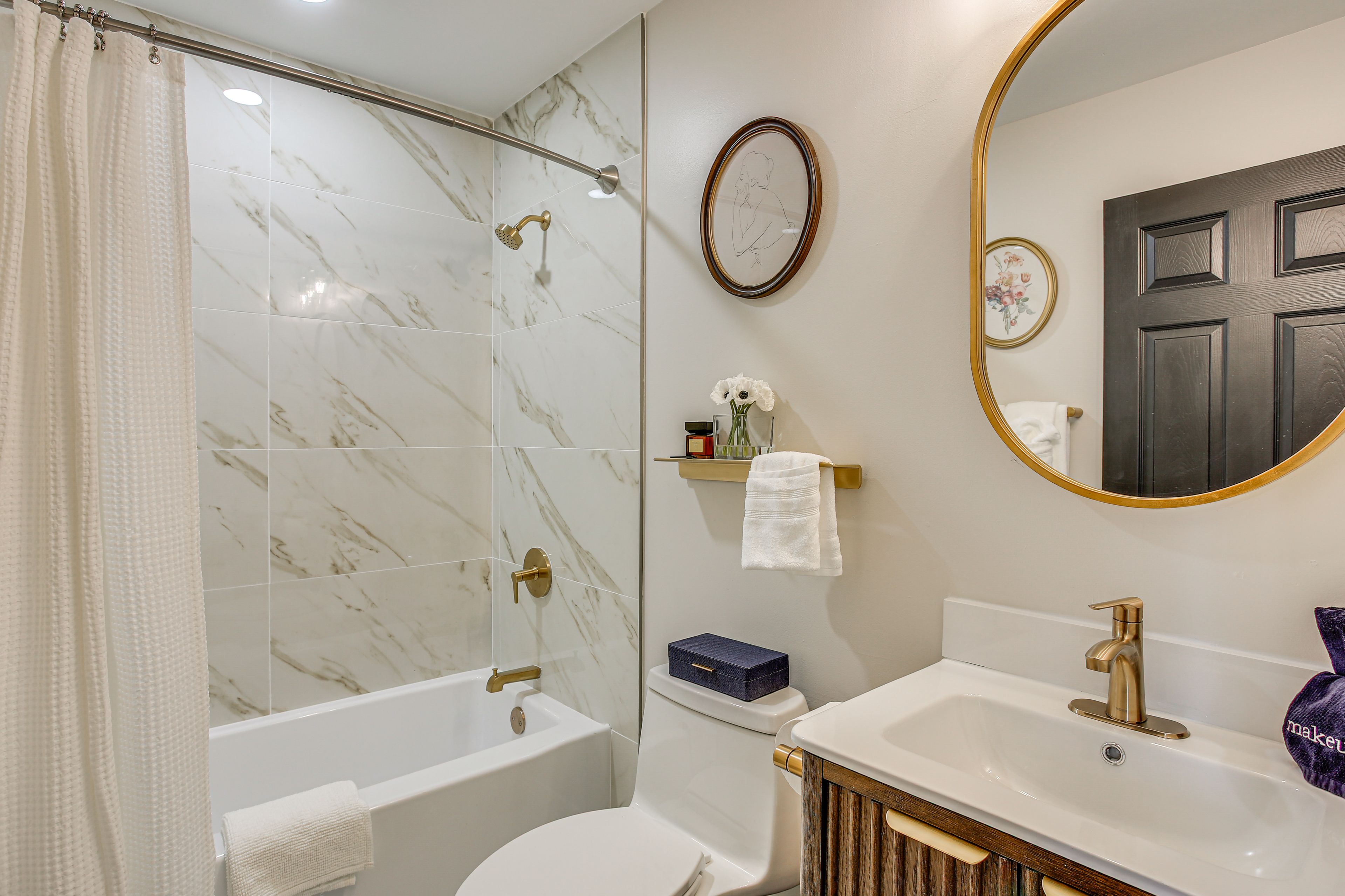 Full Bathroom | 2nd Floor | Complimentary Toiletries | Hair Dryer