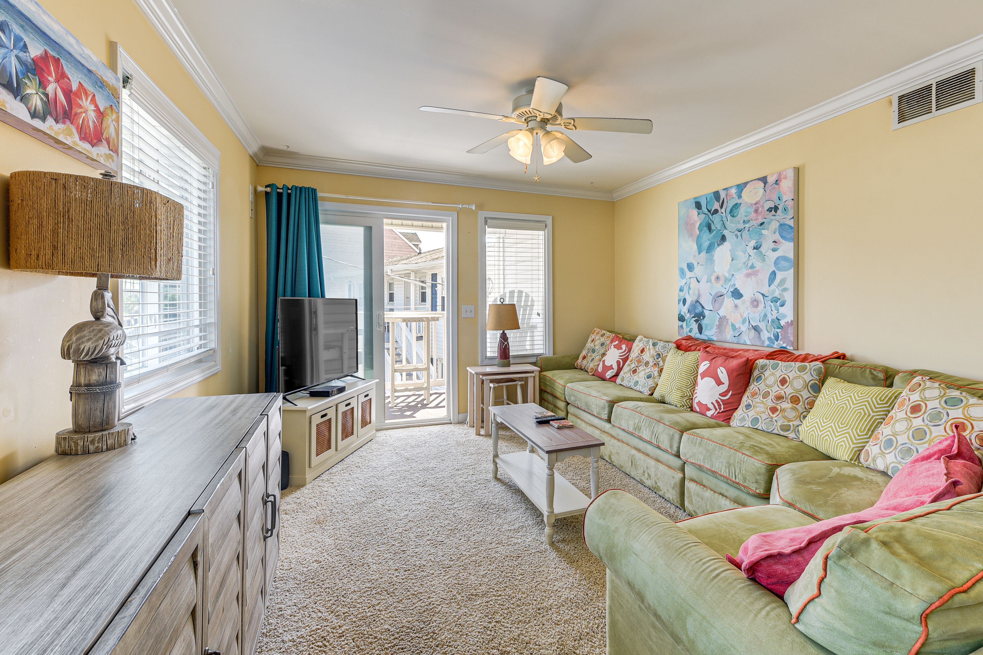 Living Room | Sleeper Sofa | Central Heating & A/C | Free WiFi | Smart TV