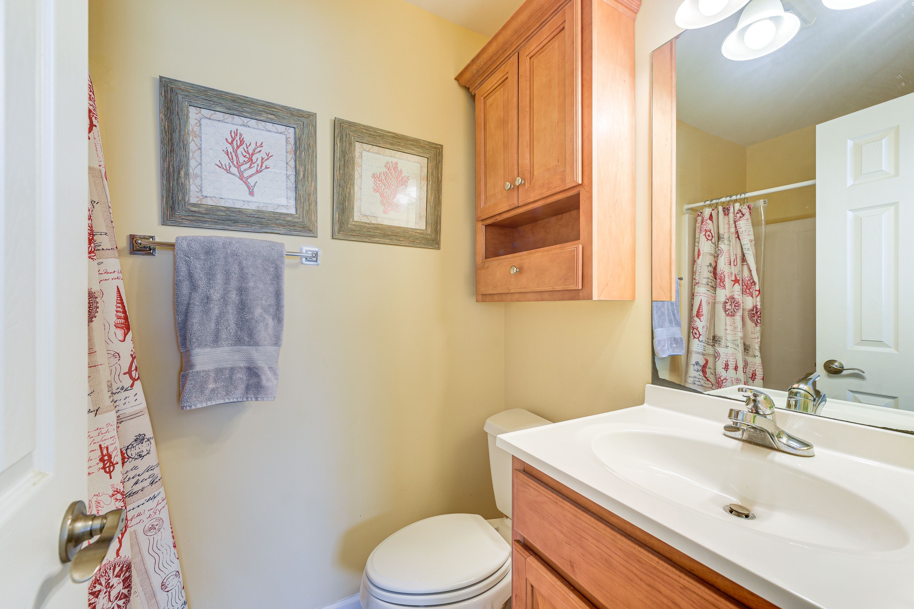 Full Bathroom | Towels Provided