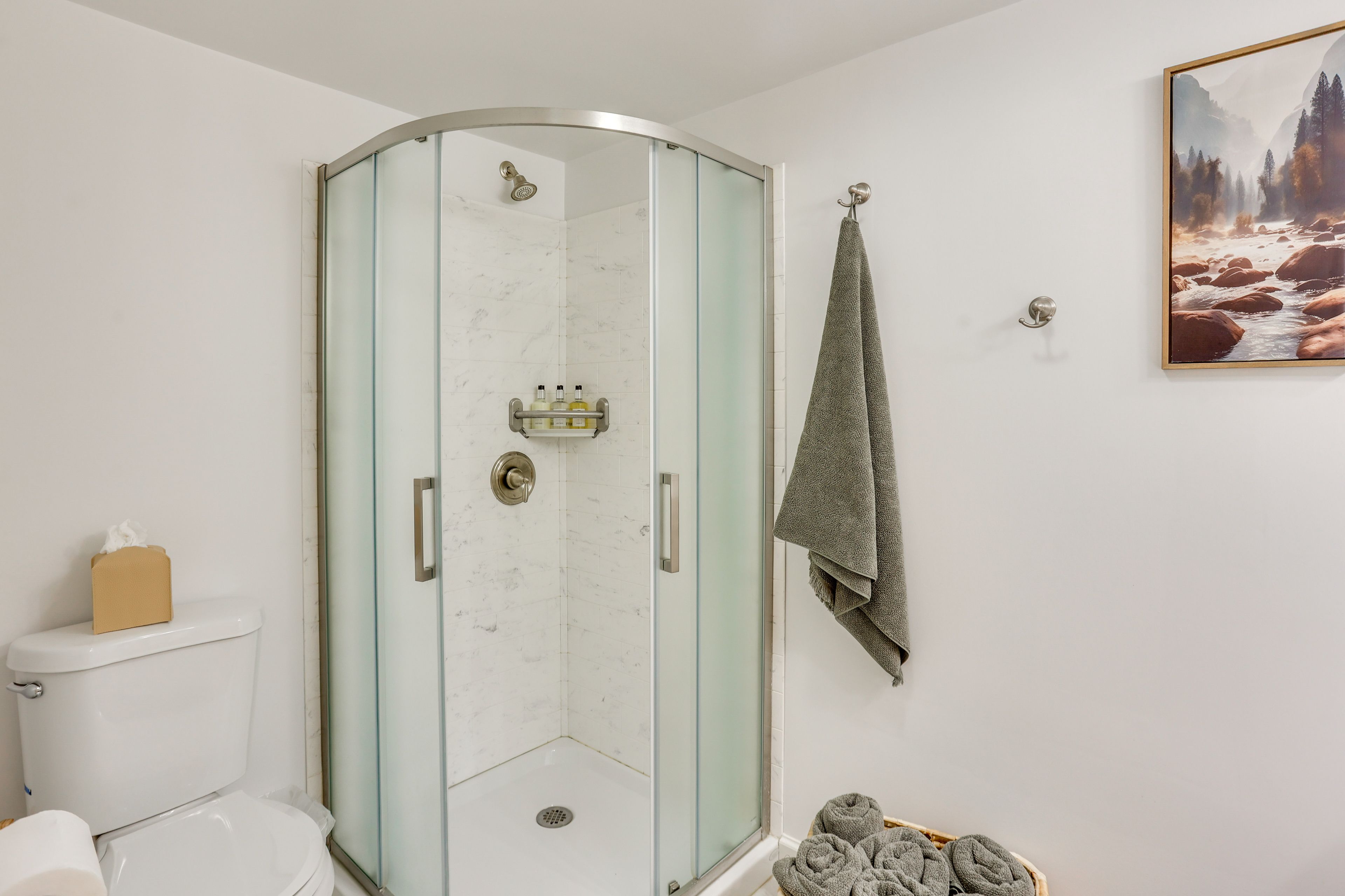 Full Bathroom | 1st Floor | Towels Provided
