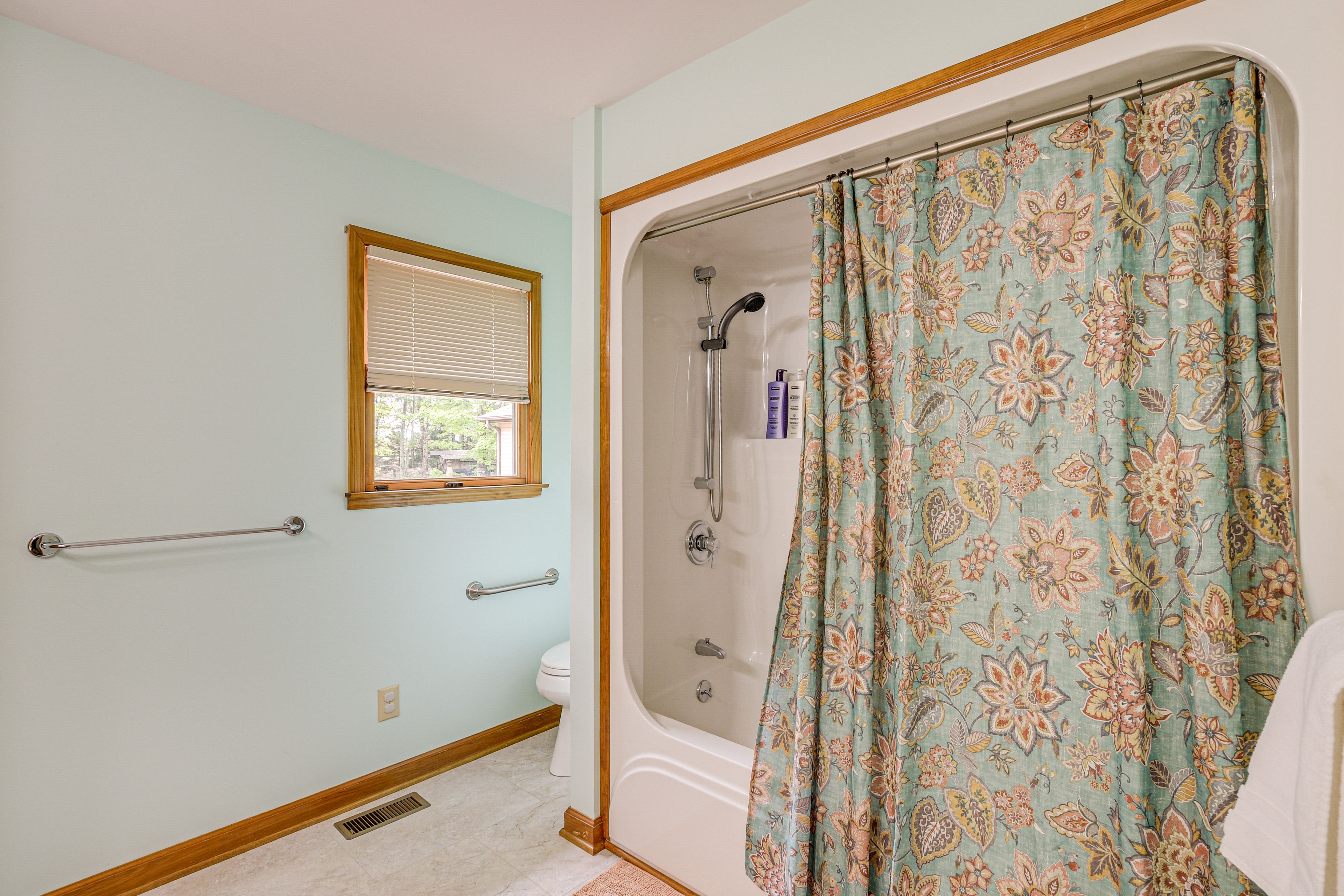 Full Bathroom | 1st Floor | Towels Provided | Grab Rail