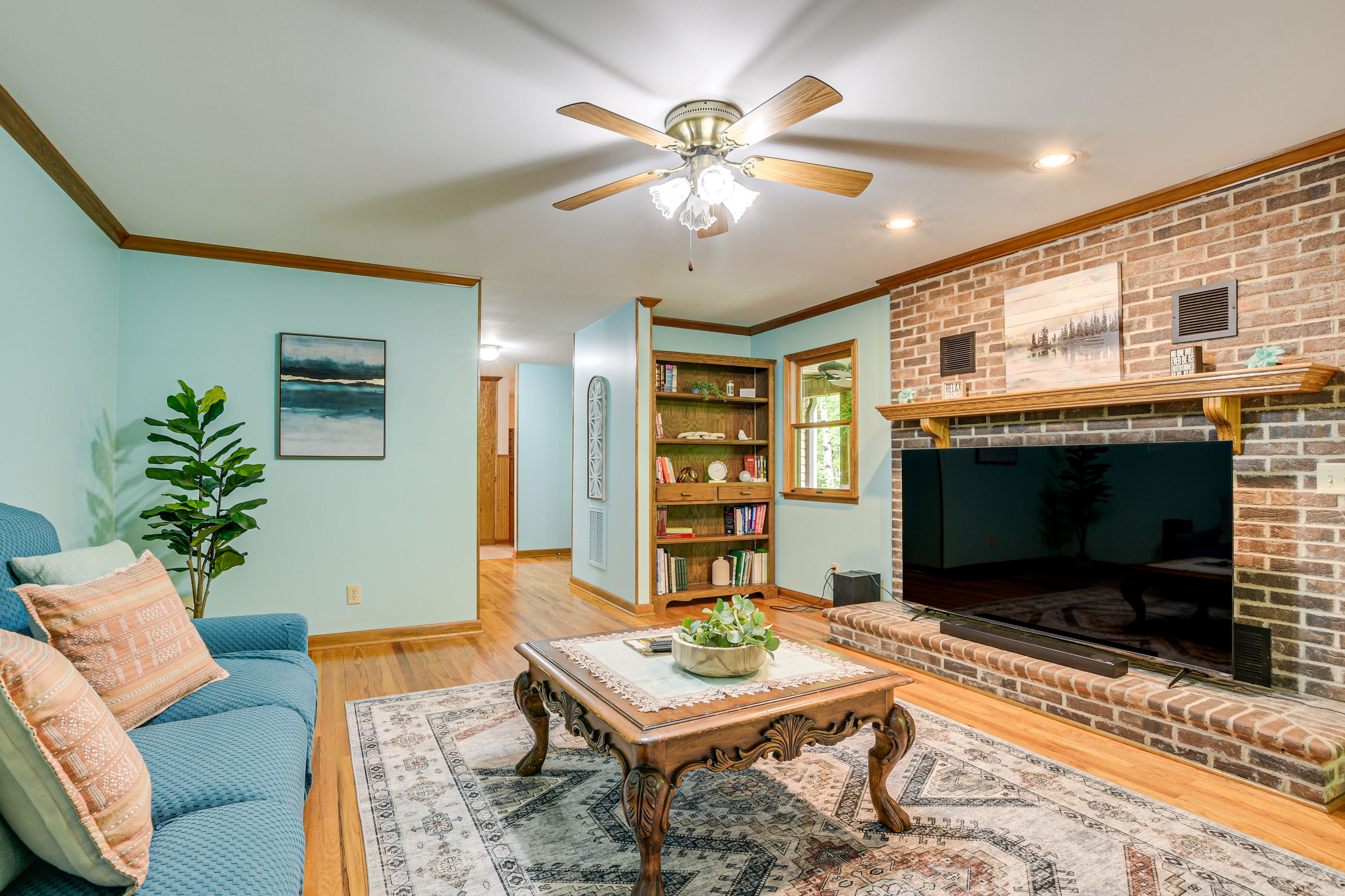 Living Room | 1st Floor | Smart TV | Free WiFi | Central Heating & A/C