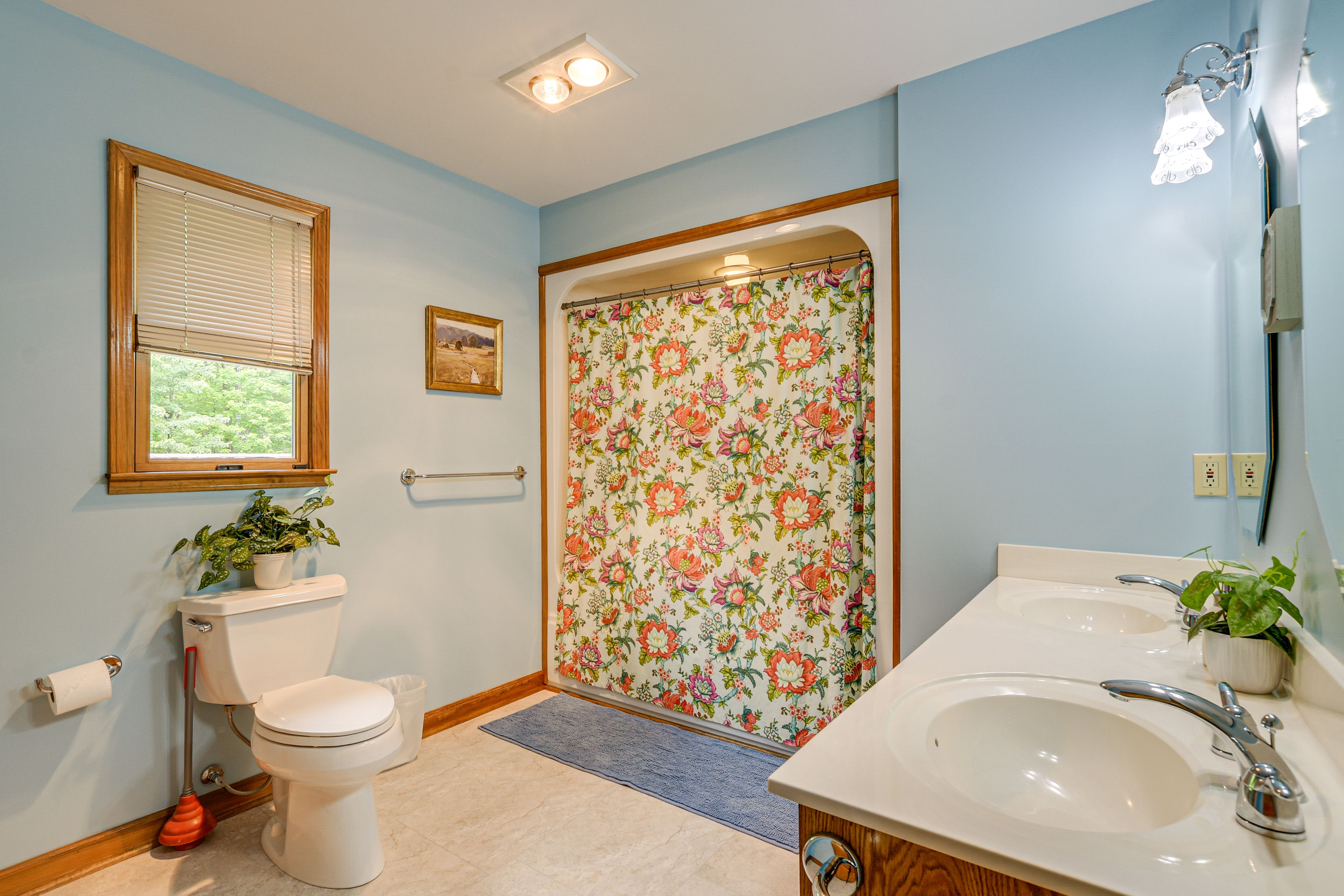 Full Bathroom | 2nd Floor | Hair Dryer