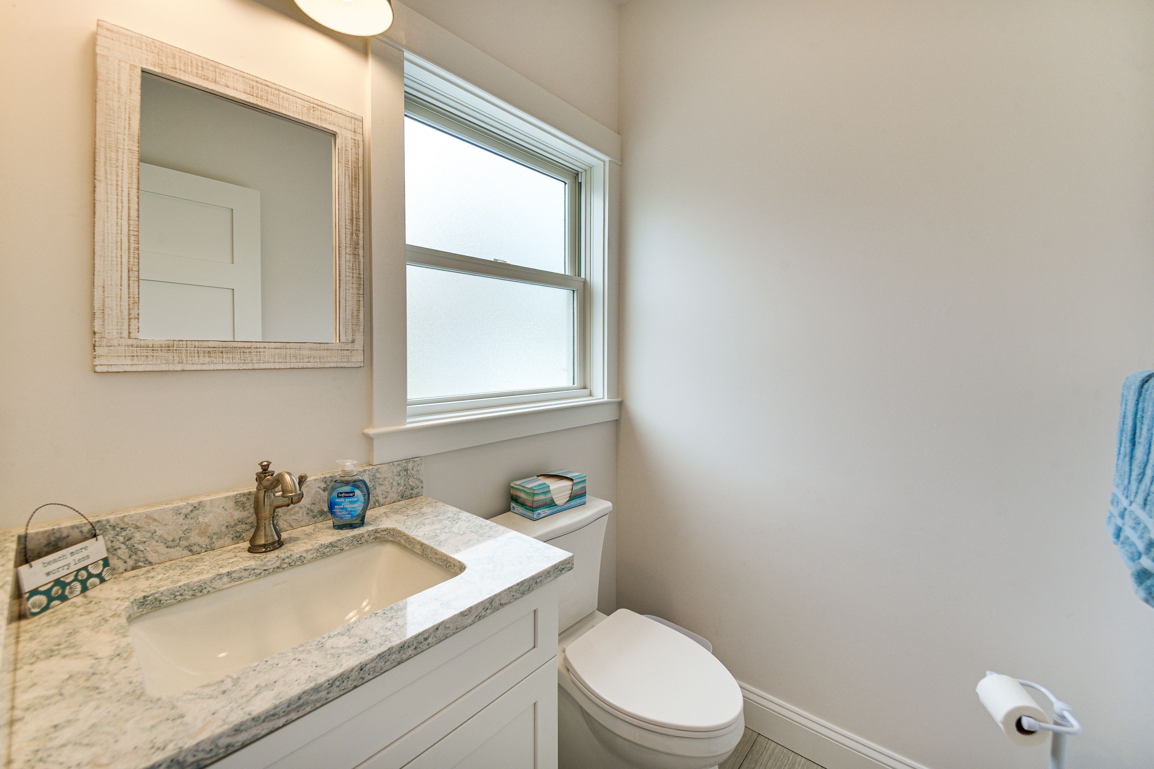 Half Bathroom | 1st Floor | Towels Provided