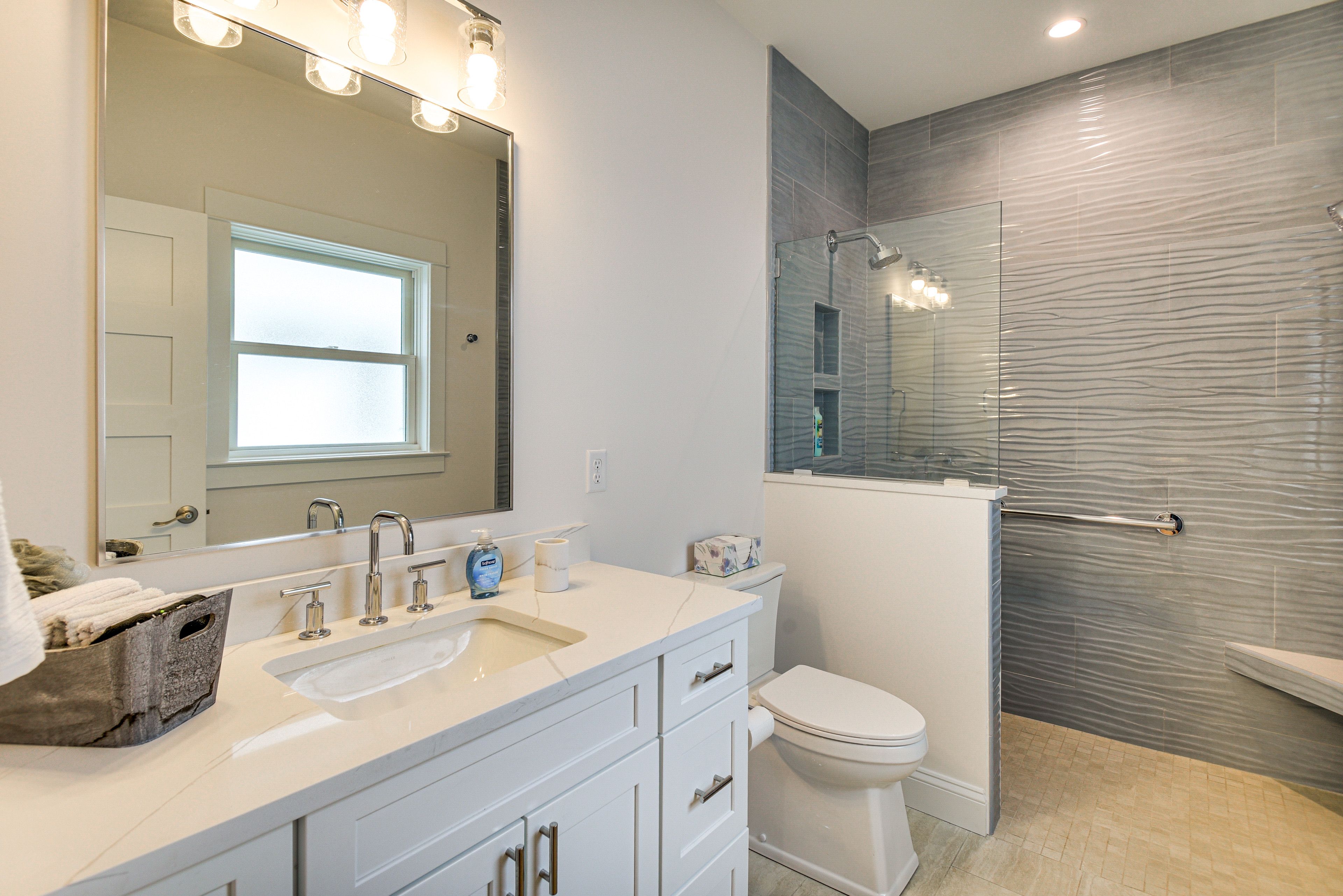 Full Bathroom | 1st Floor | Towels Provided