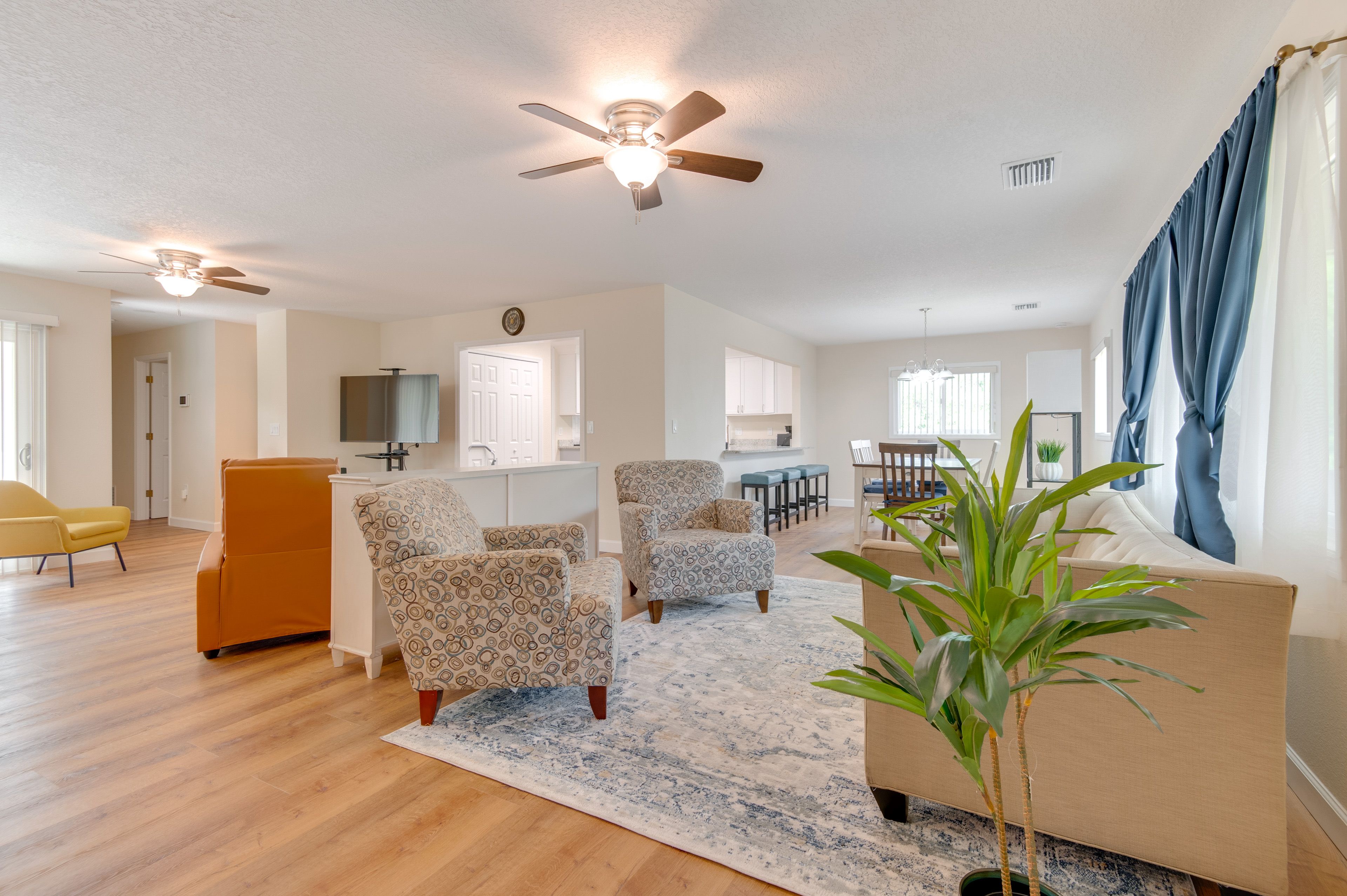 Living Room | Free WiFi | Central Heating & A/C | Smart TV