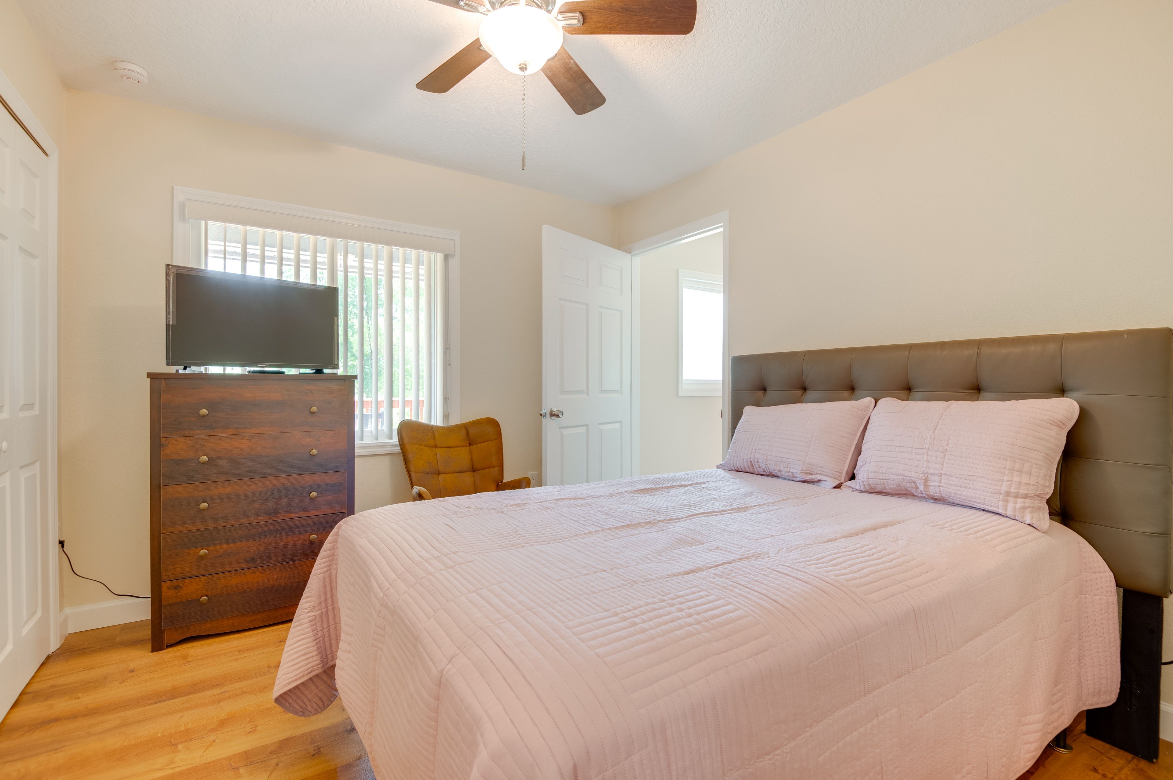 Bedroom 3 | Queen Bed
