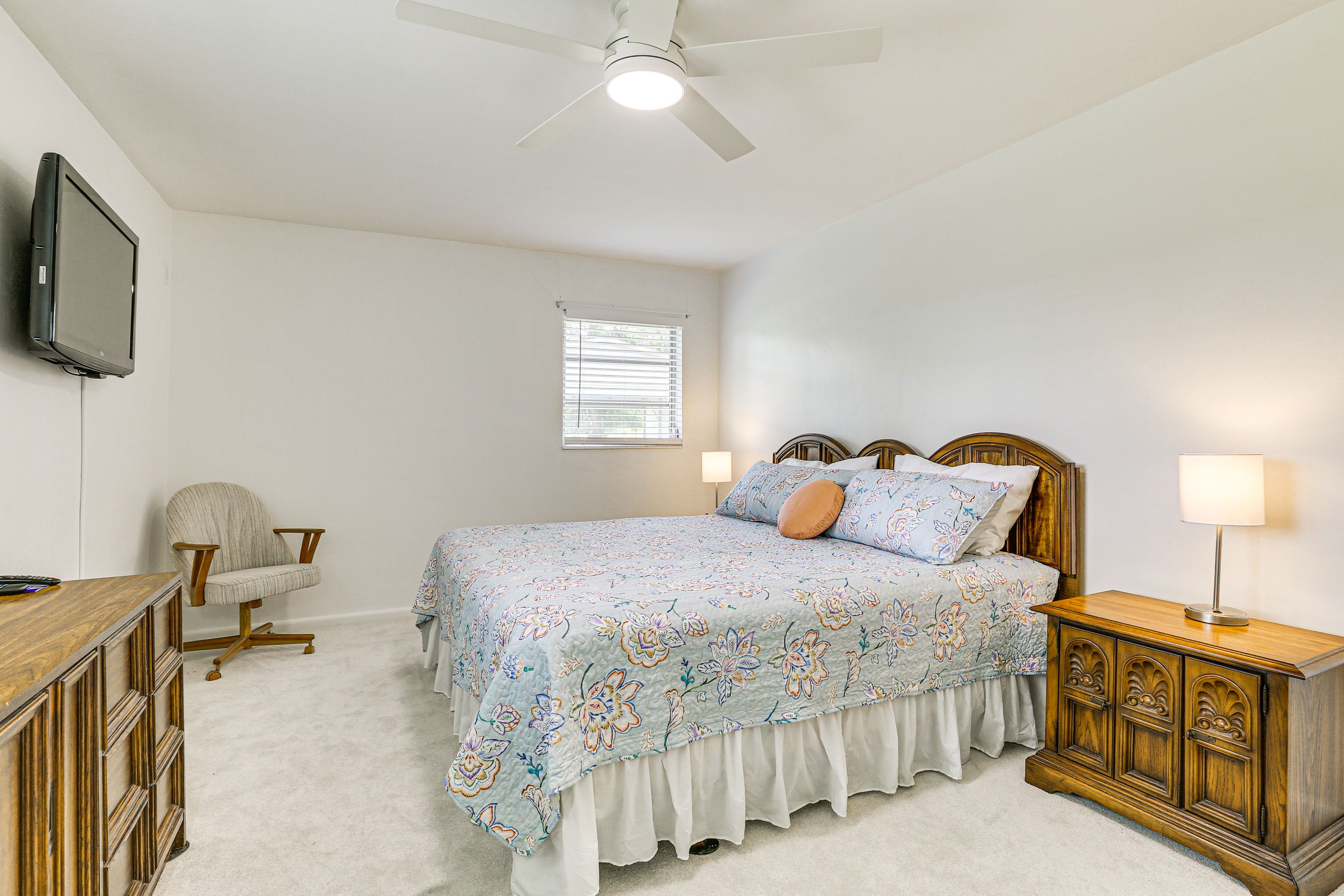 Bedroom 1 | King Bed | Linens Provided