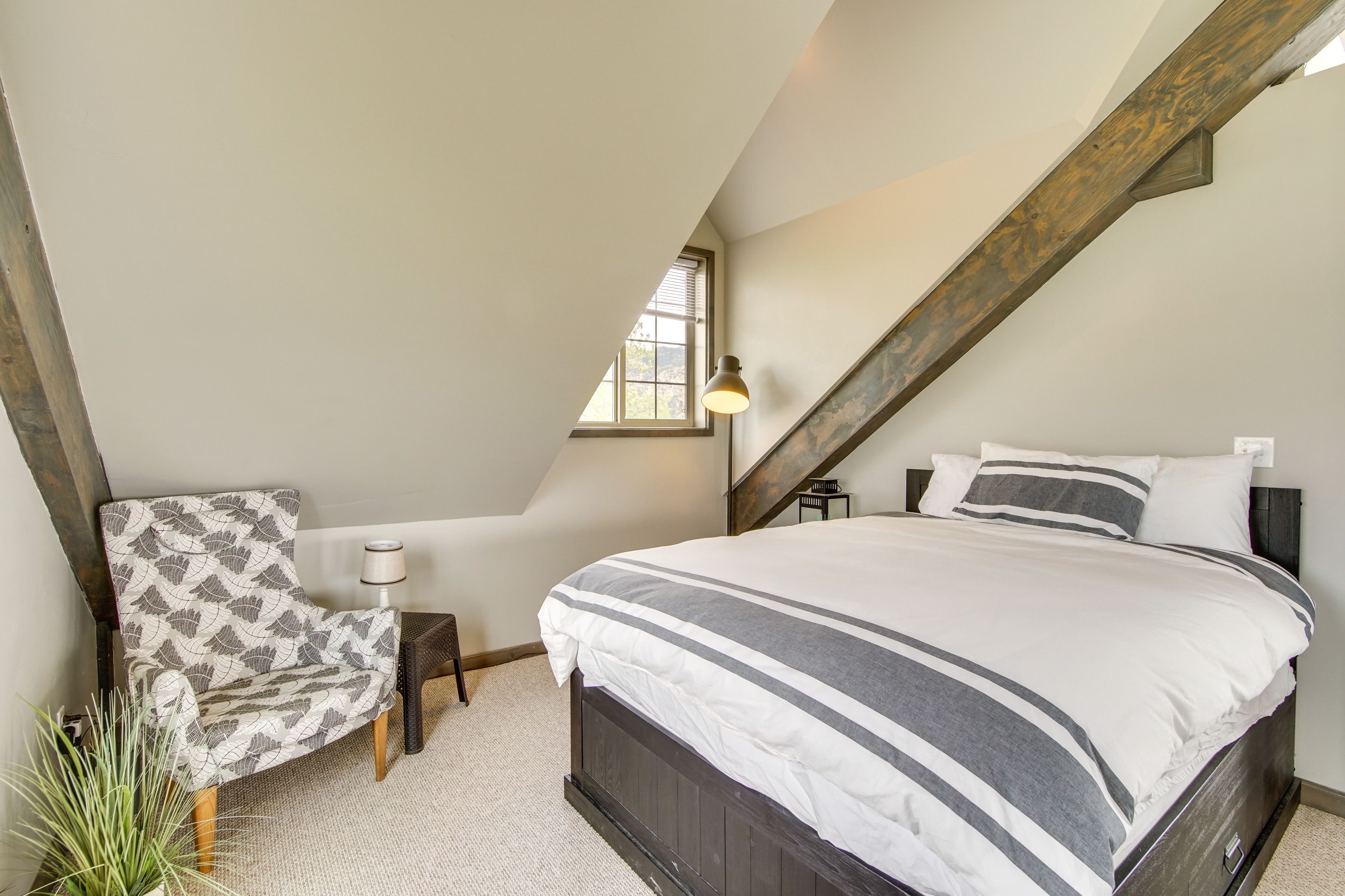 Studio | Queen Bed