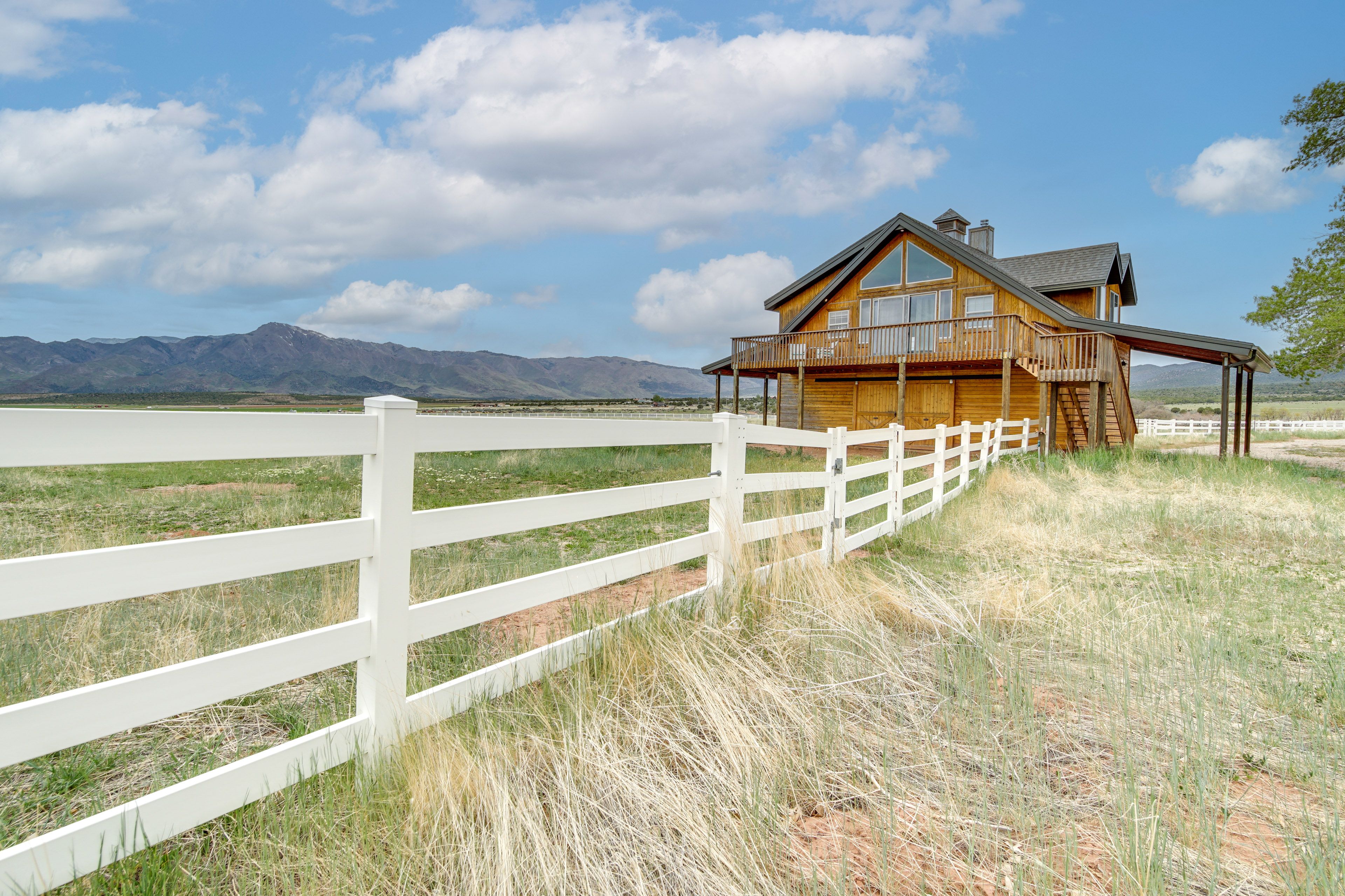 New Harmony Vacation Rental | Studio | 1BA | Stairs Required | 886 Sq Ft