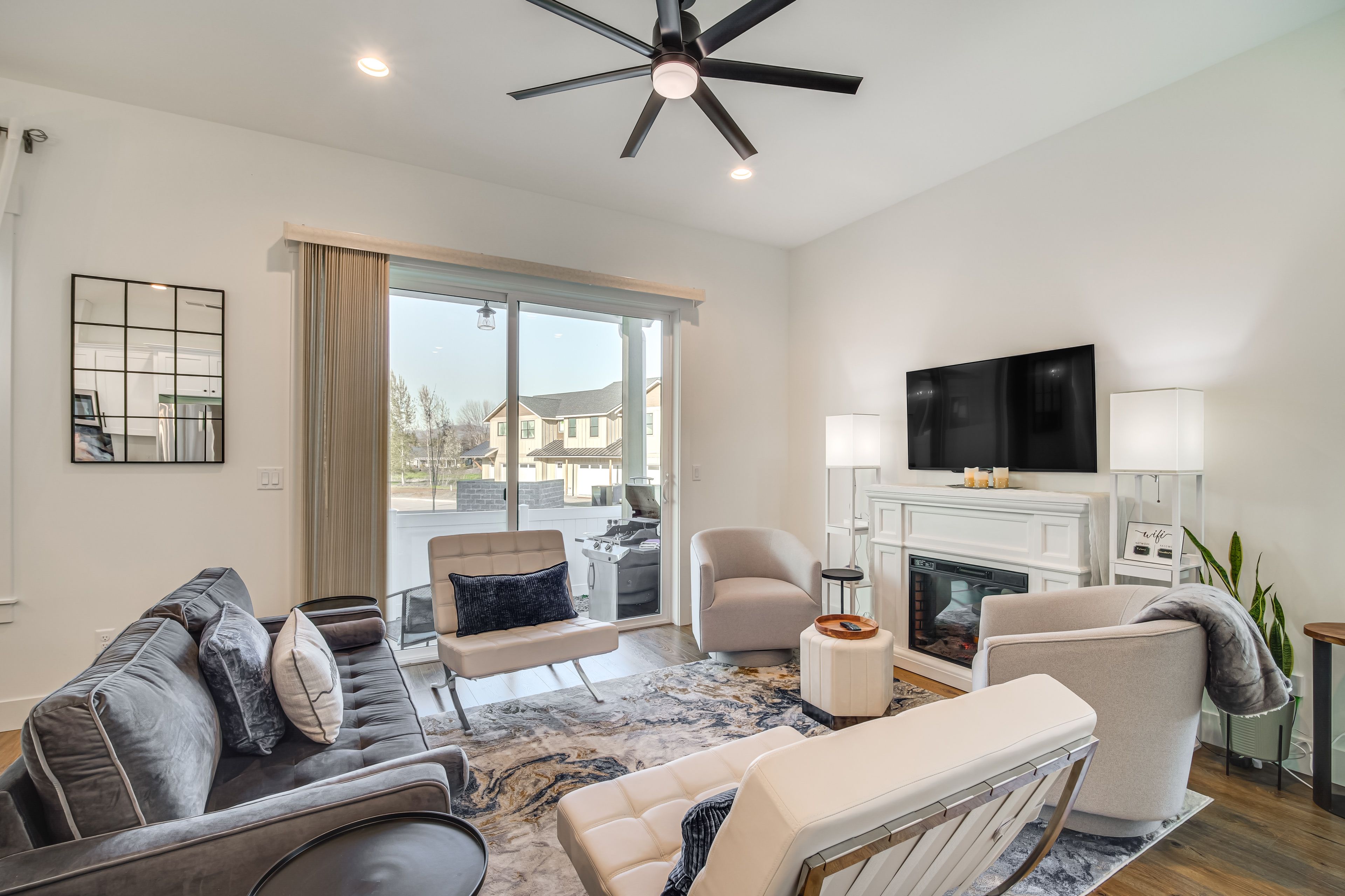 Living Room | Smart TV | Gas Fireplace | Free WiFi | 1st Floor