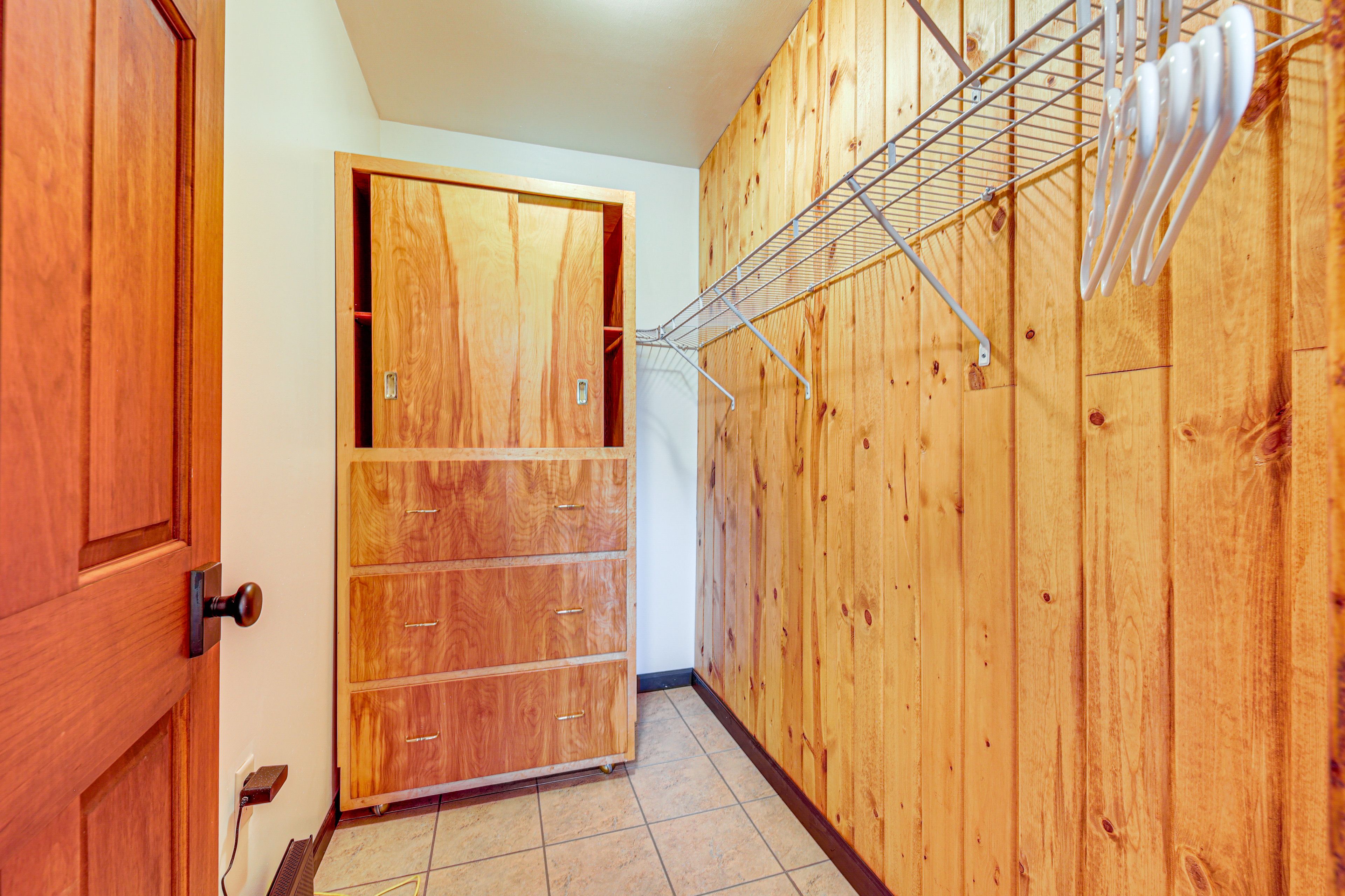 Walk-In Closet | Main Floor