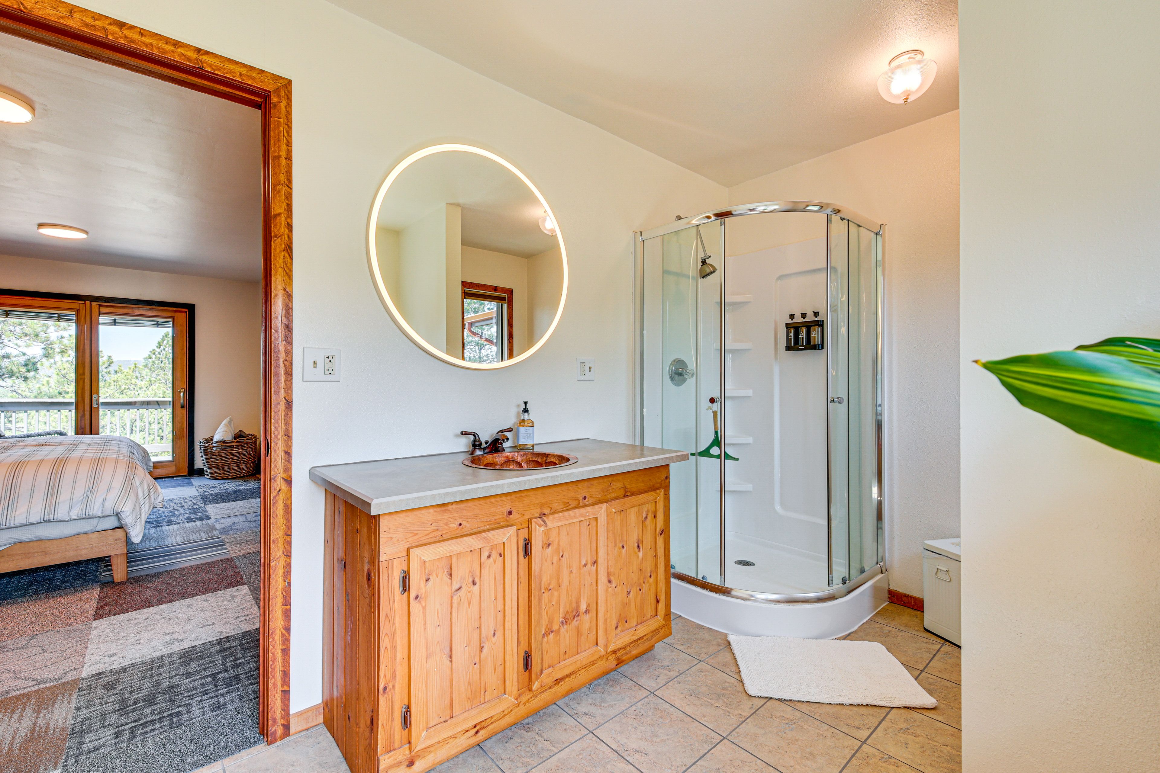 En-Suite Bathroom | Main Floor | Towels Provided