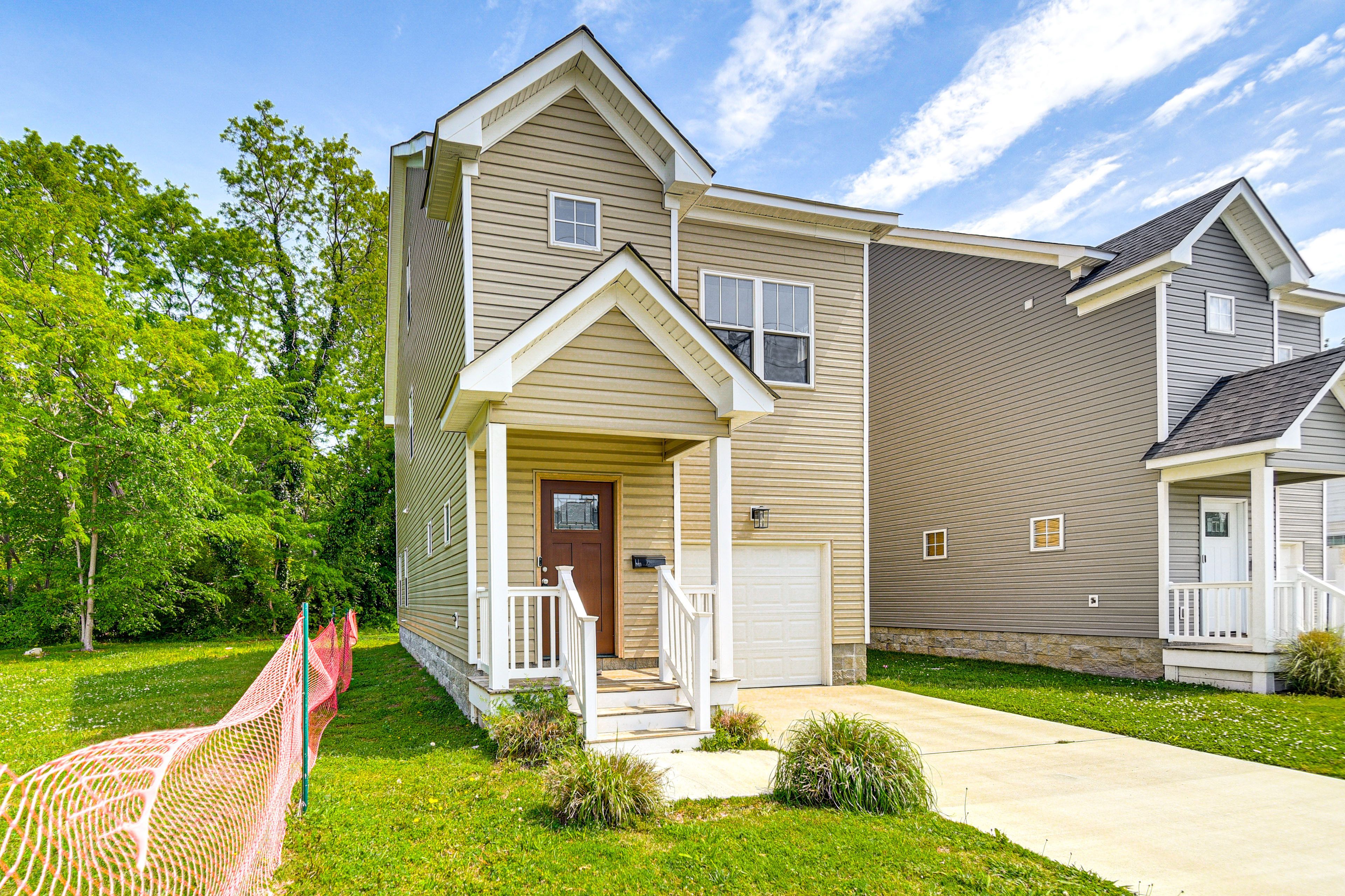 Parking | Garage (1 Vehicle) | Driveway (2 Vehicles) | Vacant Lot Nearby