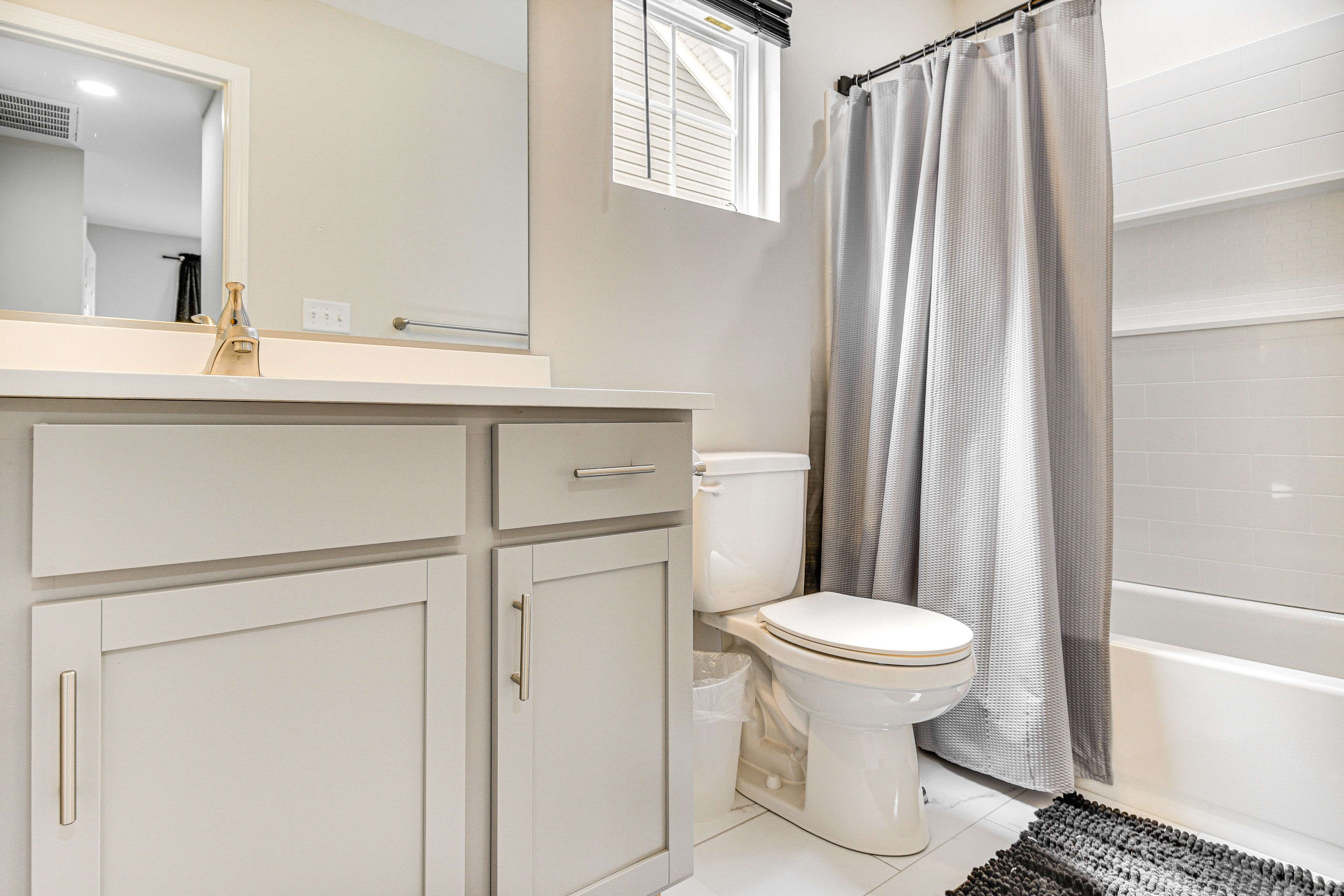 Full Bathroom | 2nd Floor | Complimentary Toiletries