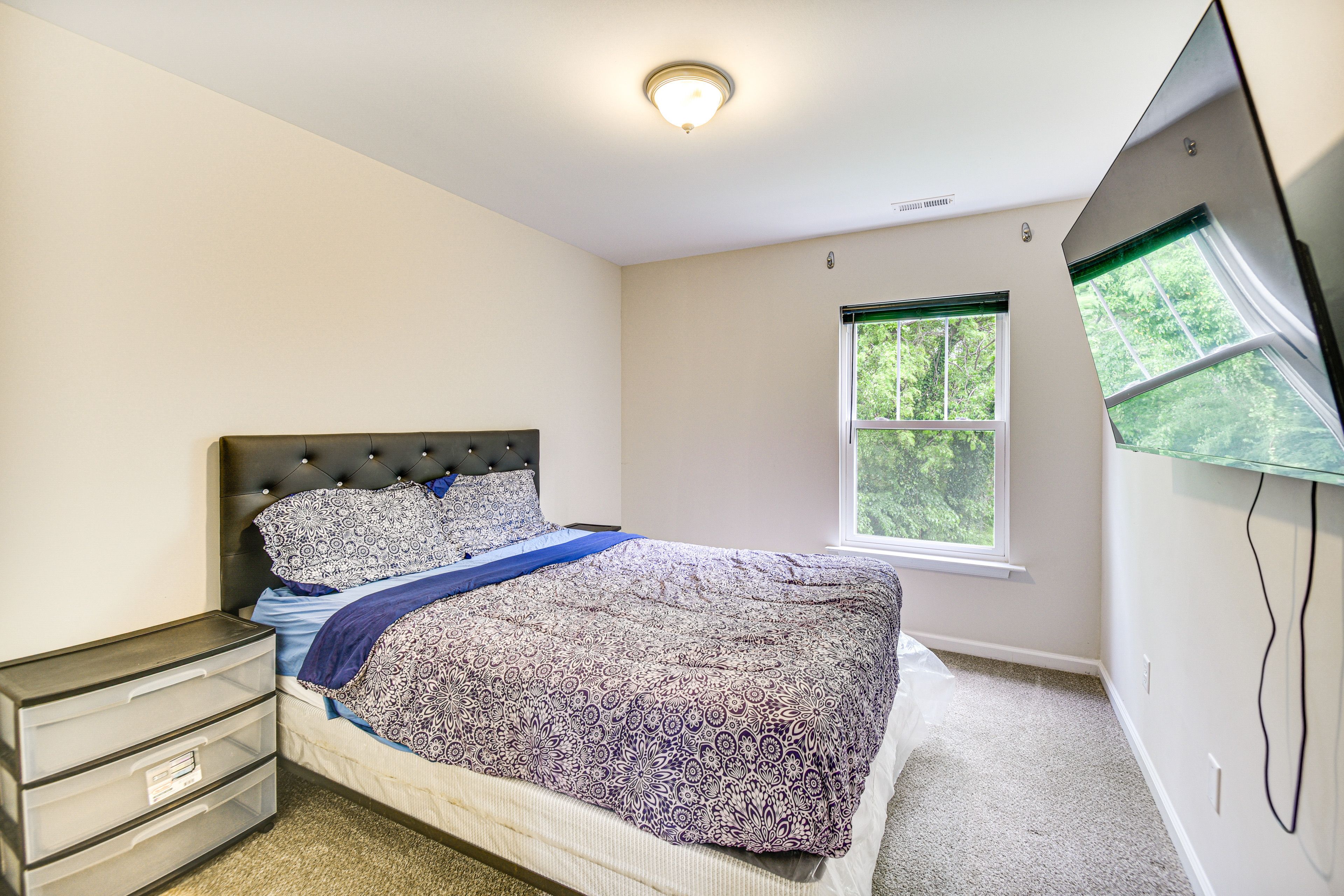 Bedroom 2 | 2nd Floor | Queen Bed | Smart TV