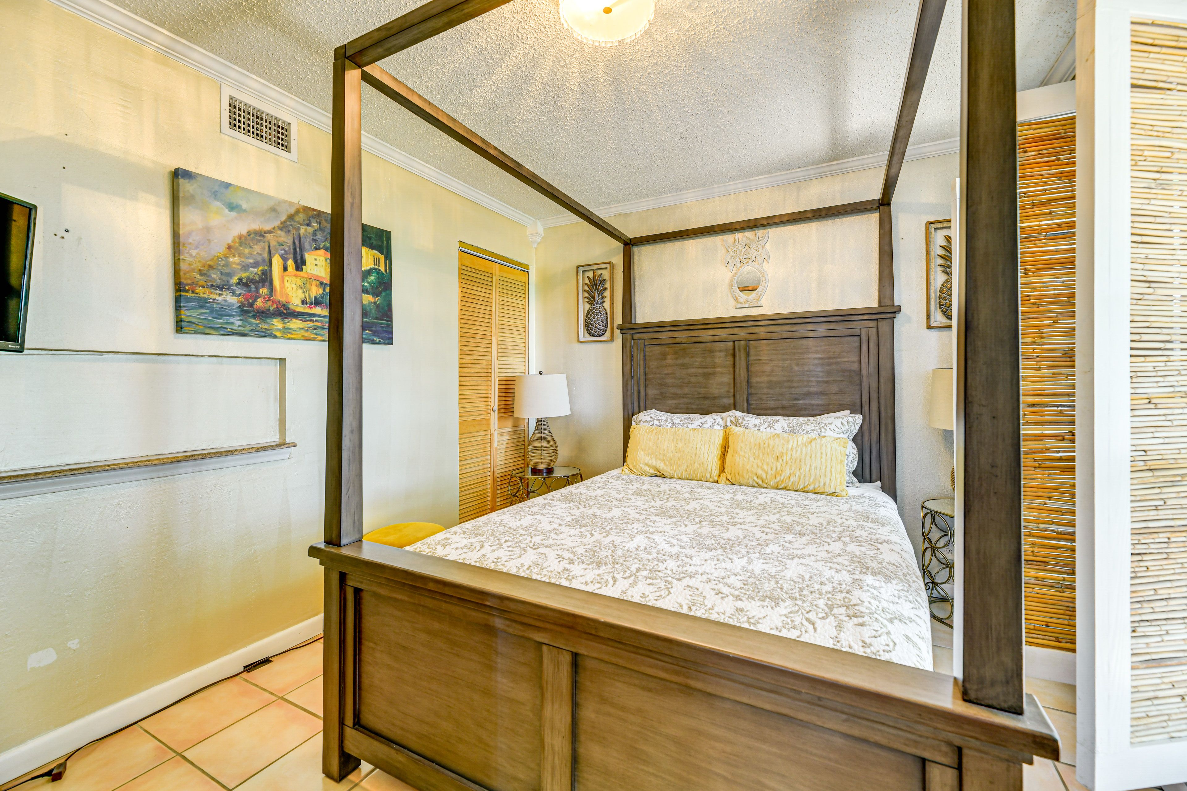 Bedroom 1 | Queen Bed | 1st Floor