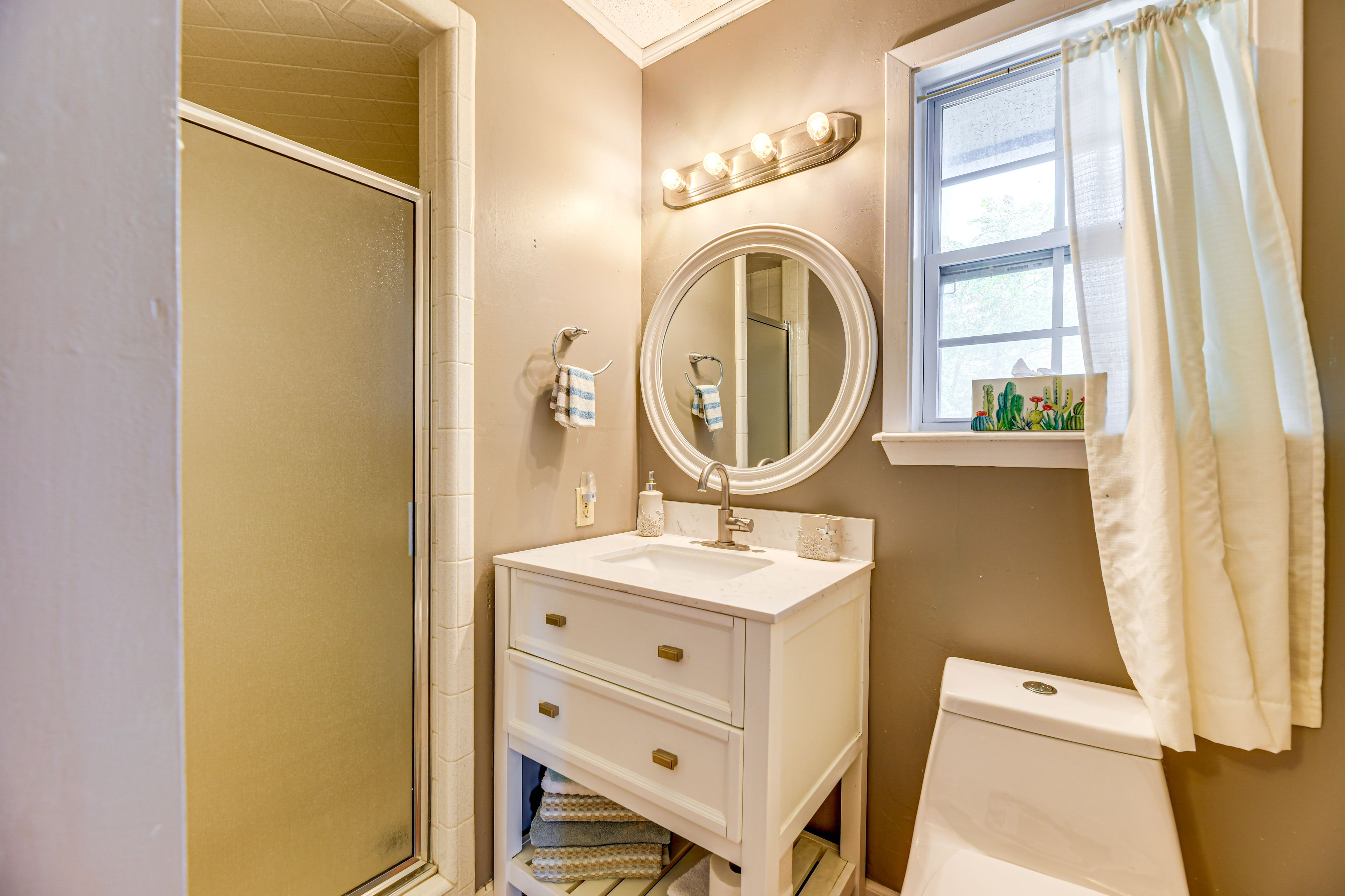 Bathroom | Towels Provided | 1st Floor