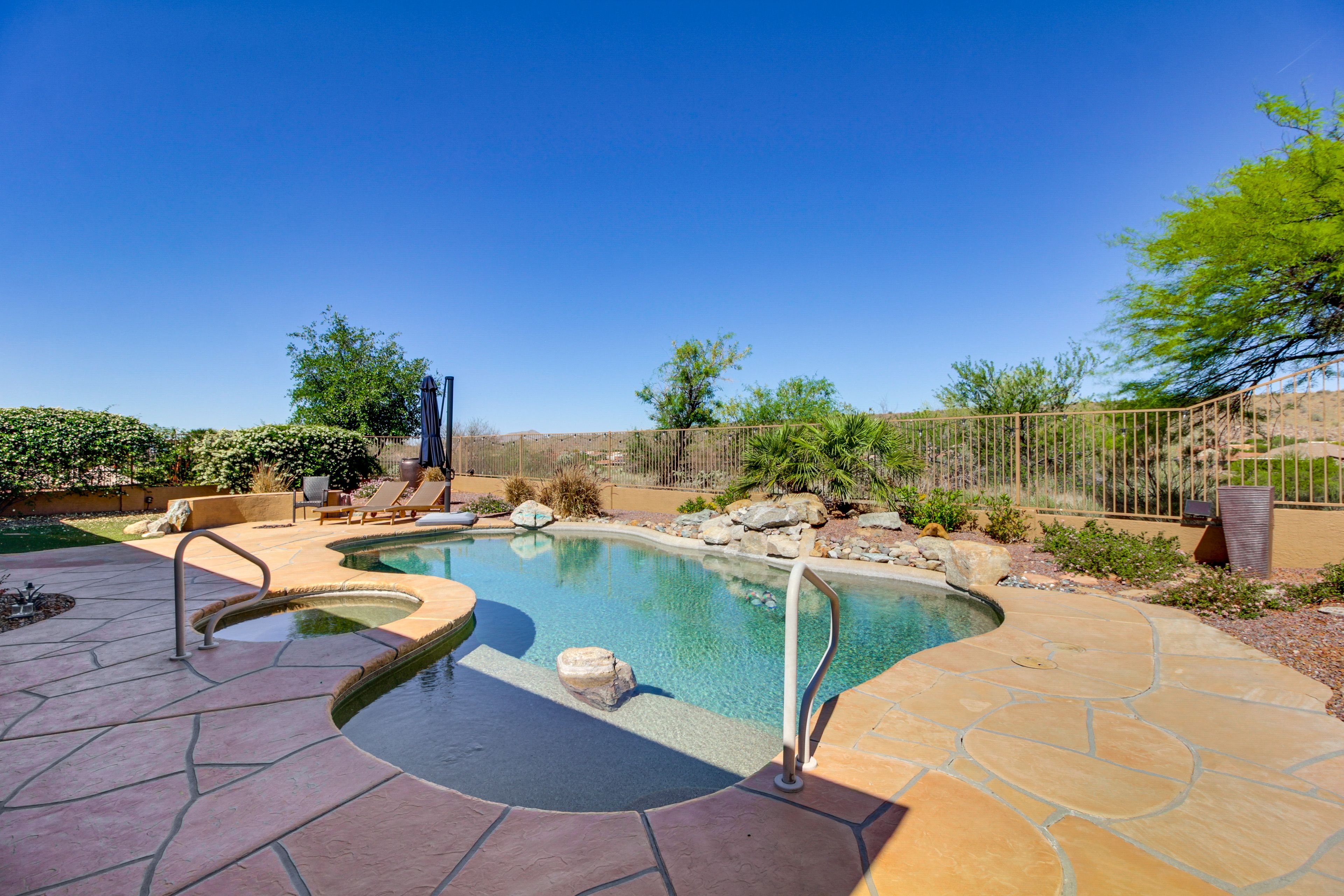Private Outdoor Pool (Solar Heated, Depth 2'-5') & Spa