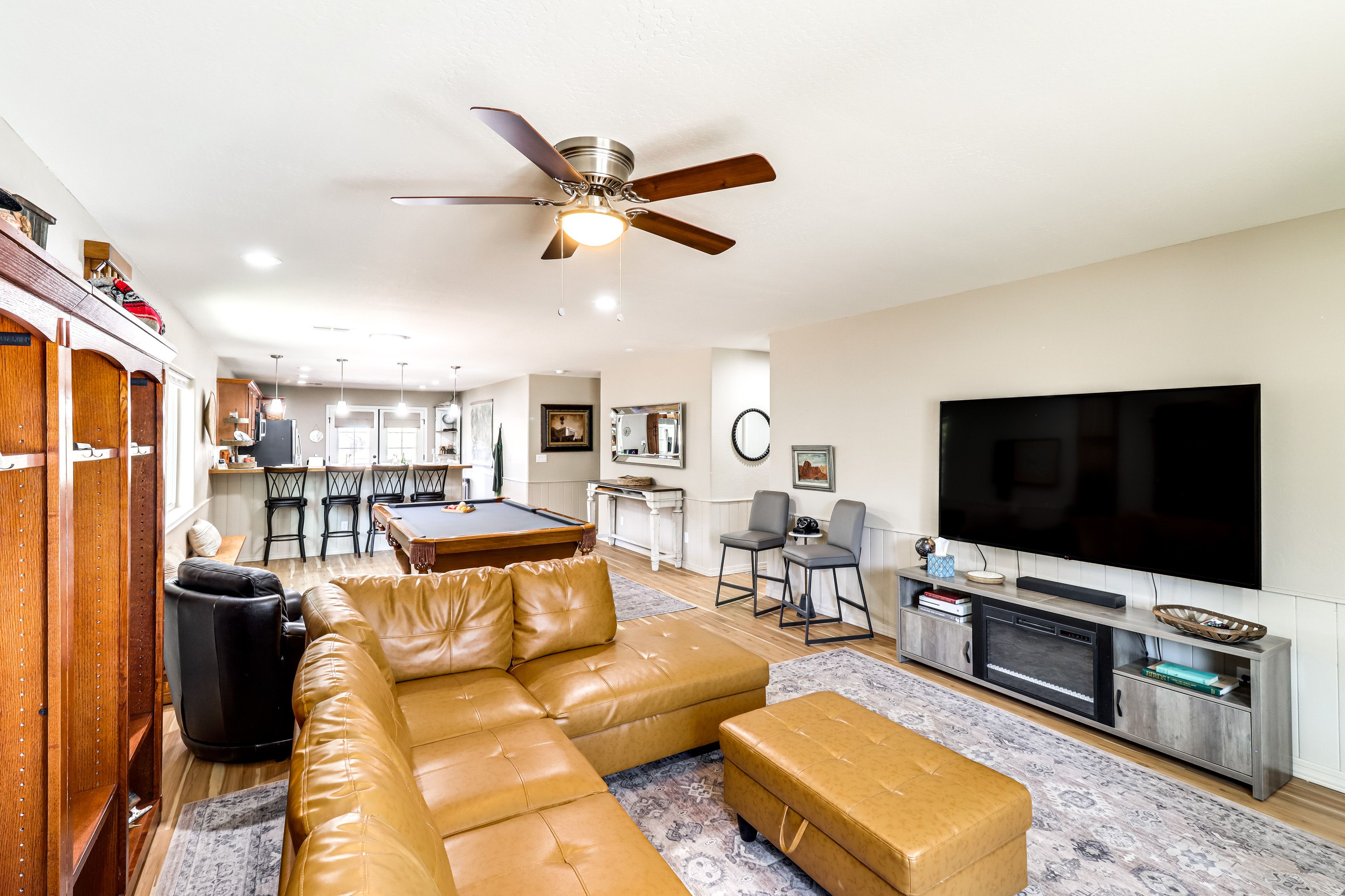 Living Room | Free WiFi | Smart TV | Central A/C | Pool Table