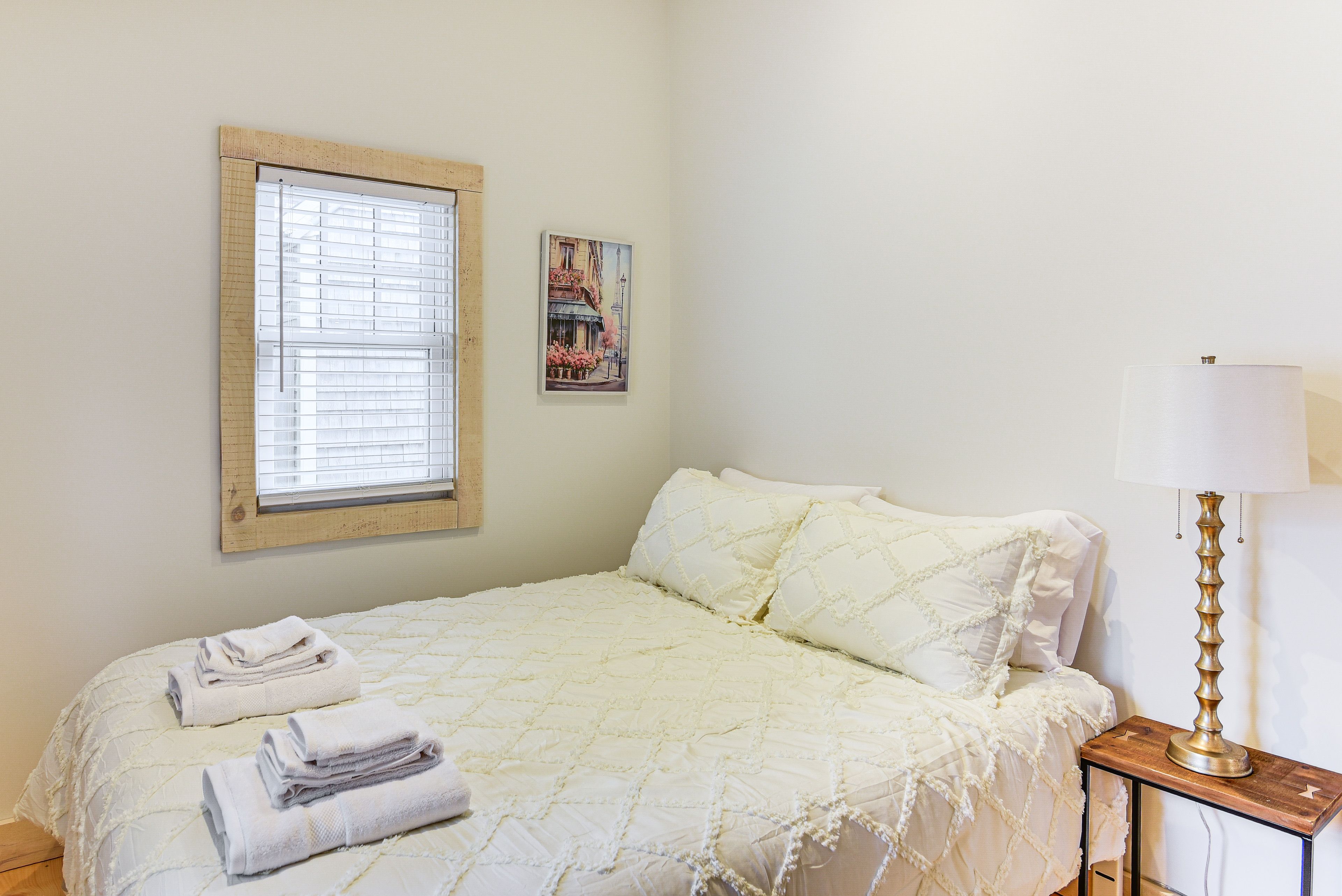 Bedroom 1 | Queen Bed