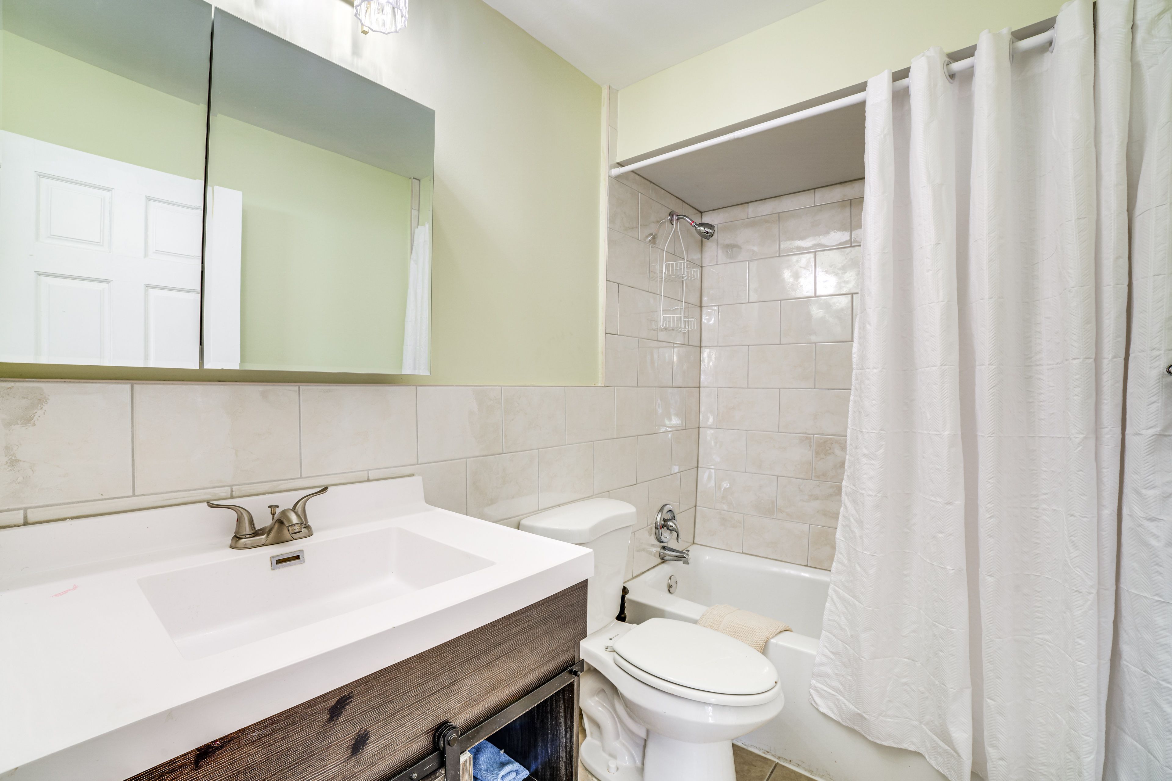 Full Bathroom | Towels Provided