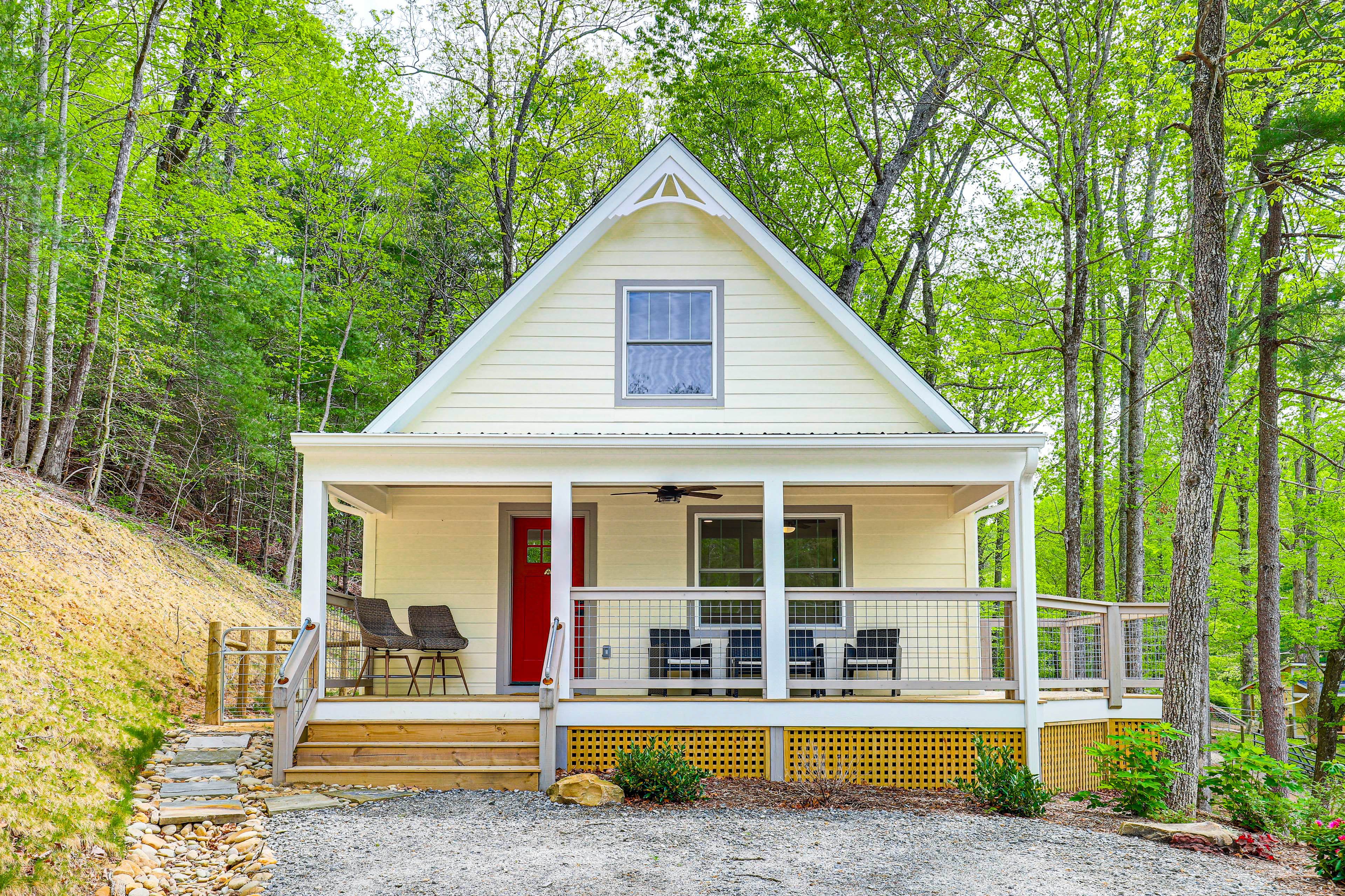 Hendersonville Vacation Rental | 2BR | 2BA | Stairs Required | 980 Sq Ft
