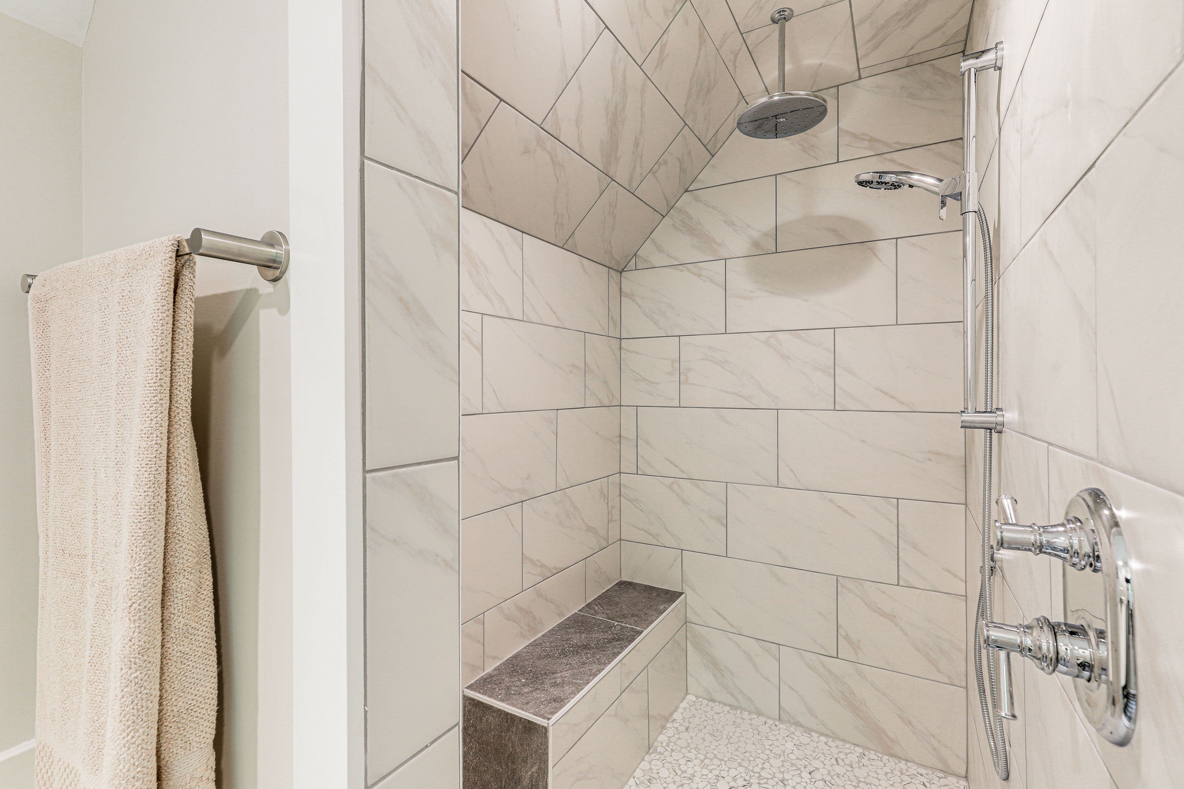 Full Bathroom | 2nd Floor | Towels Provided