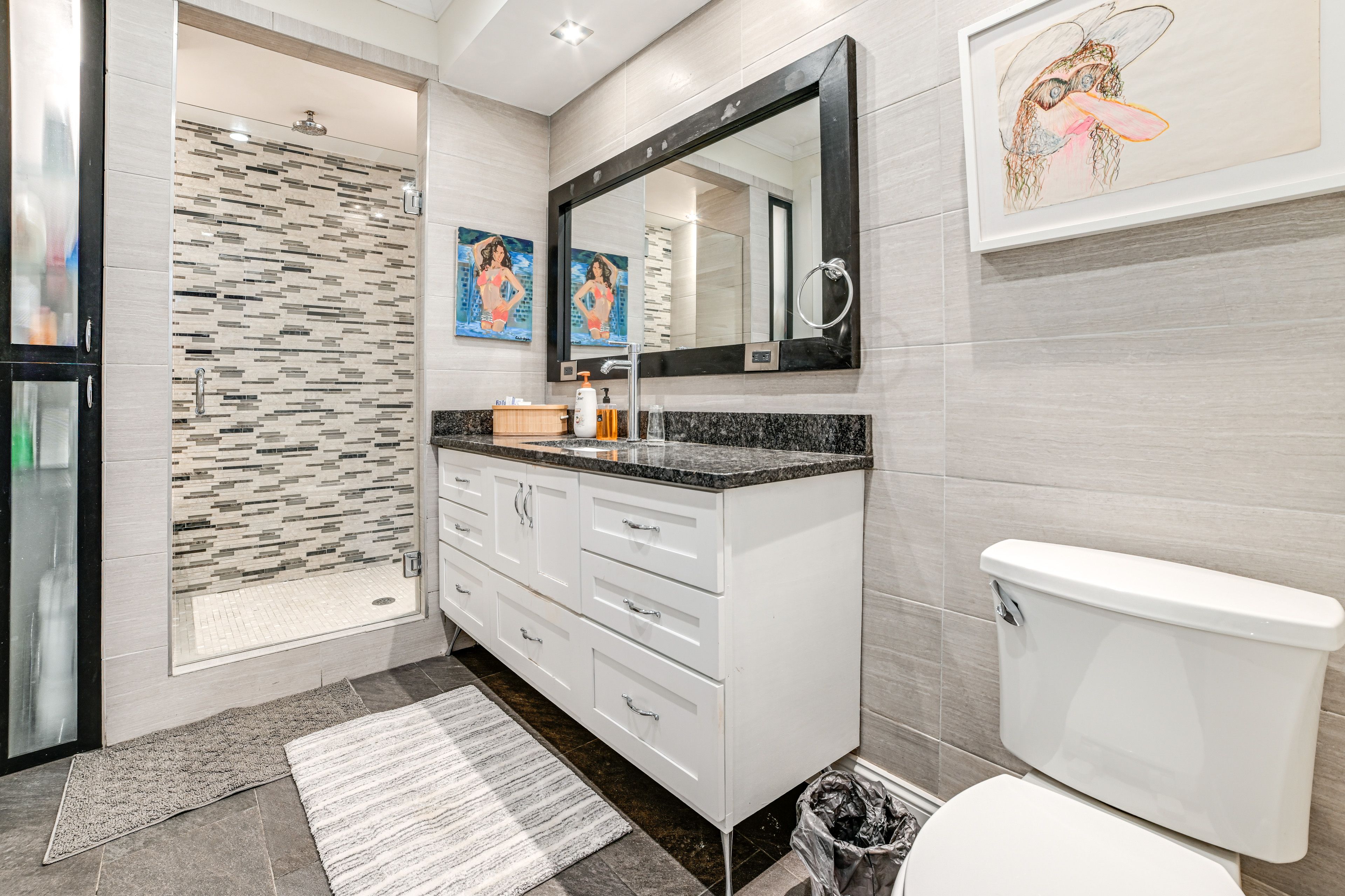 Full Bathroom | 1st Floor | Towels Provided