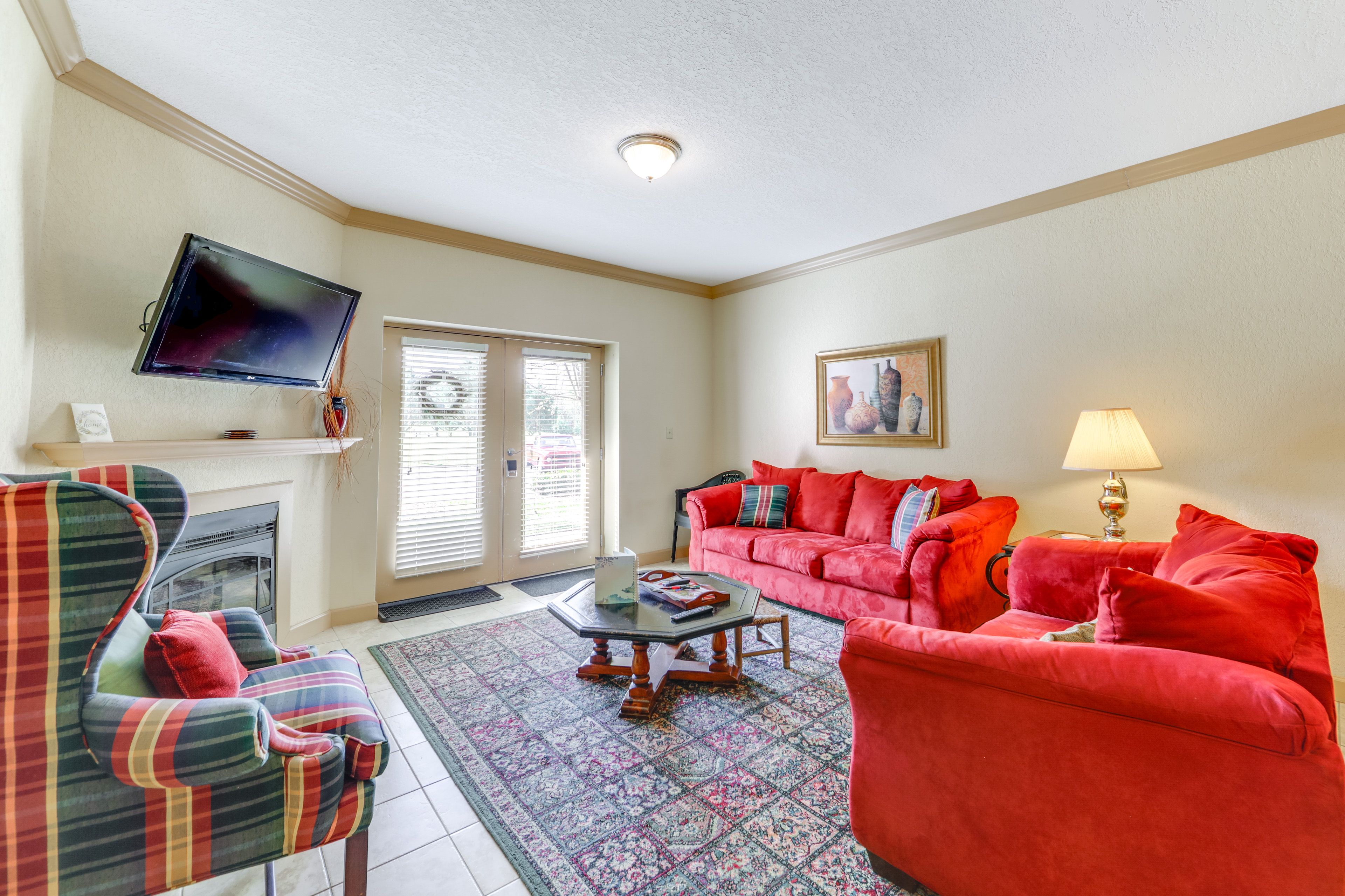 Living Room | Gas Fireplace | Flat-Screen TV | Central A/C & Heating