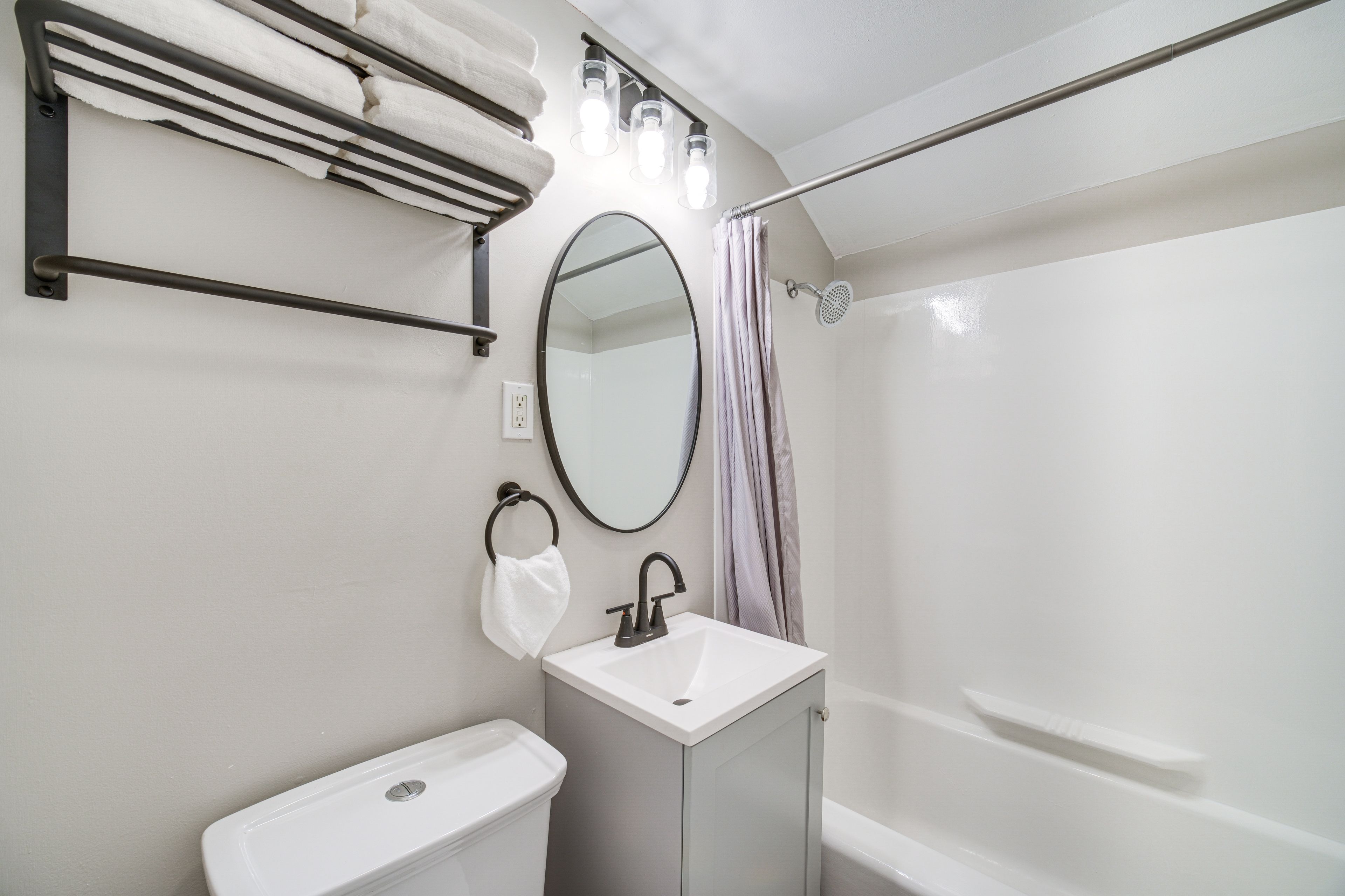 Full Bathroom | Towels Provided | 2nd Floor