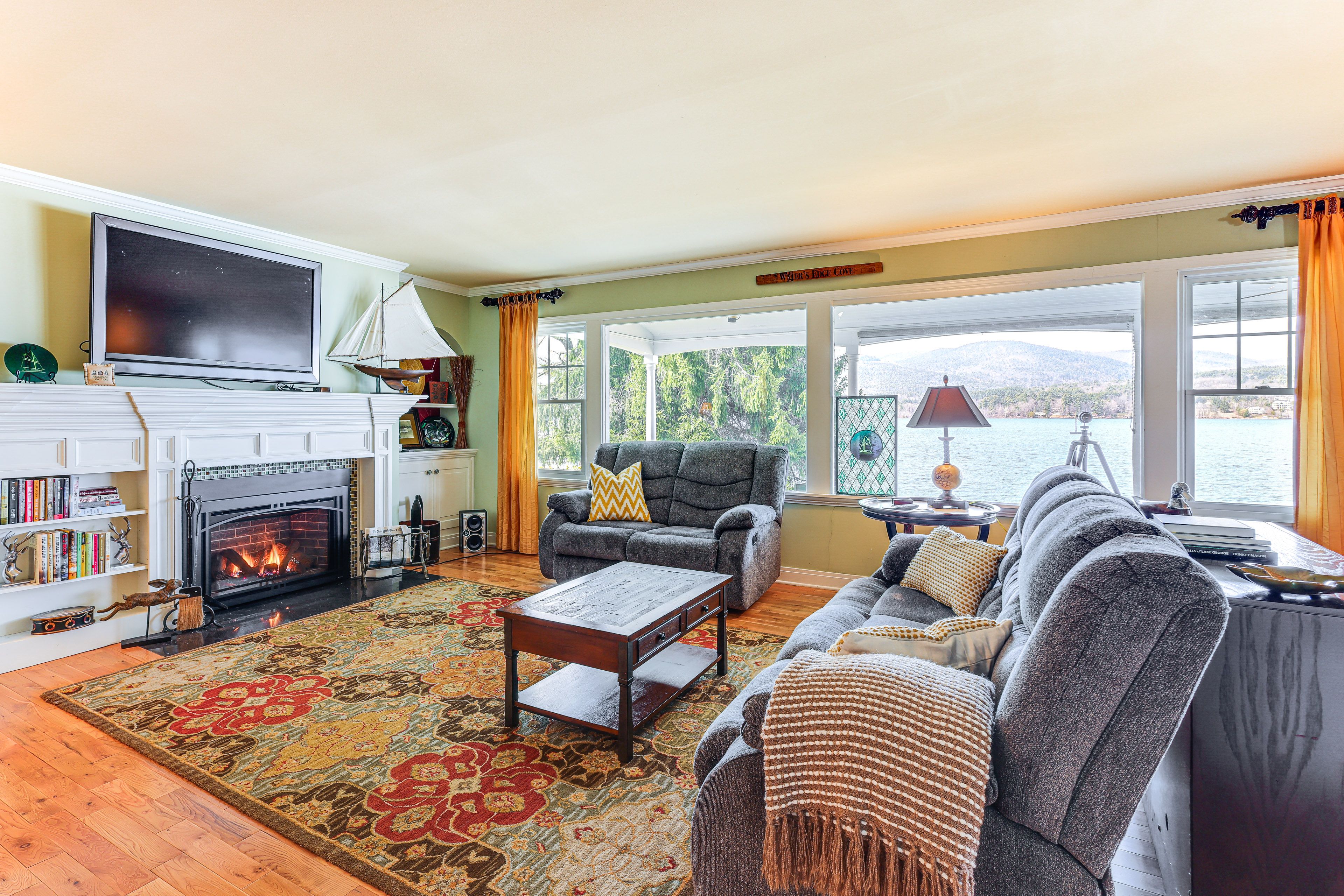 Living Room | Main Level | Smart TV | Free WiFi | Central A/C & Heating
