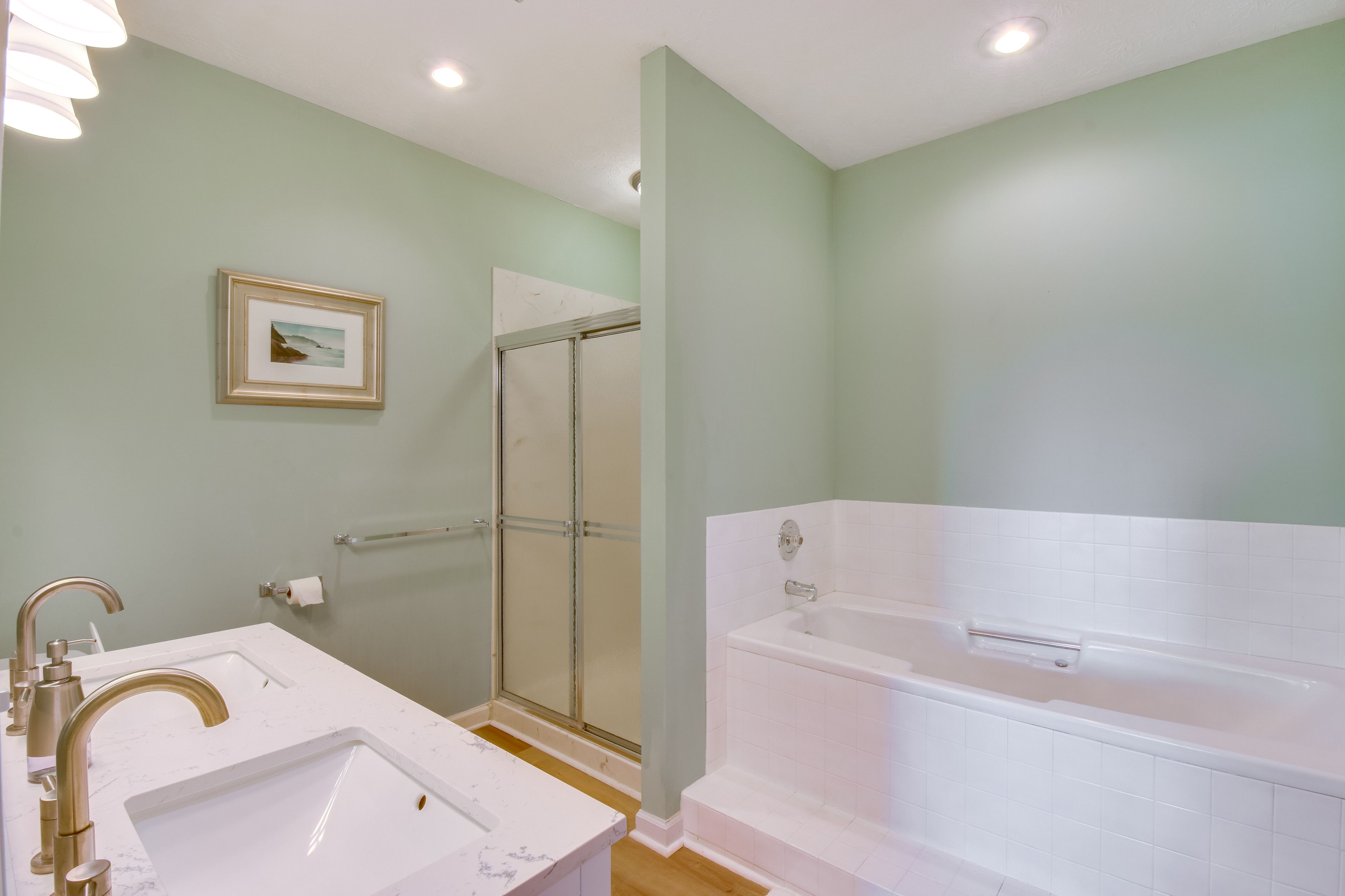 En-Suite Bathroom | Jetted Tub | Towels Provided