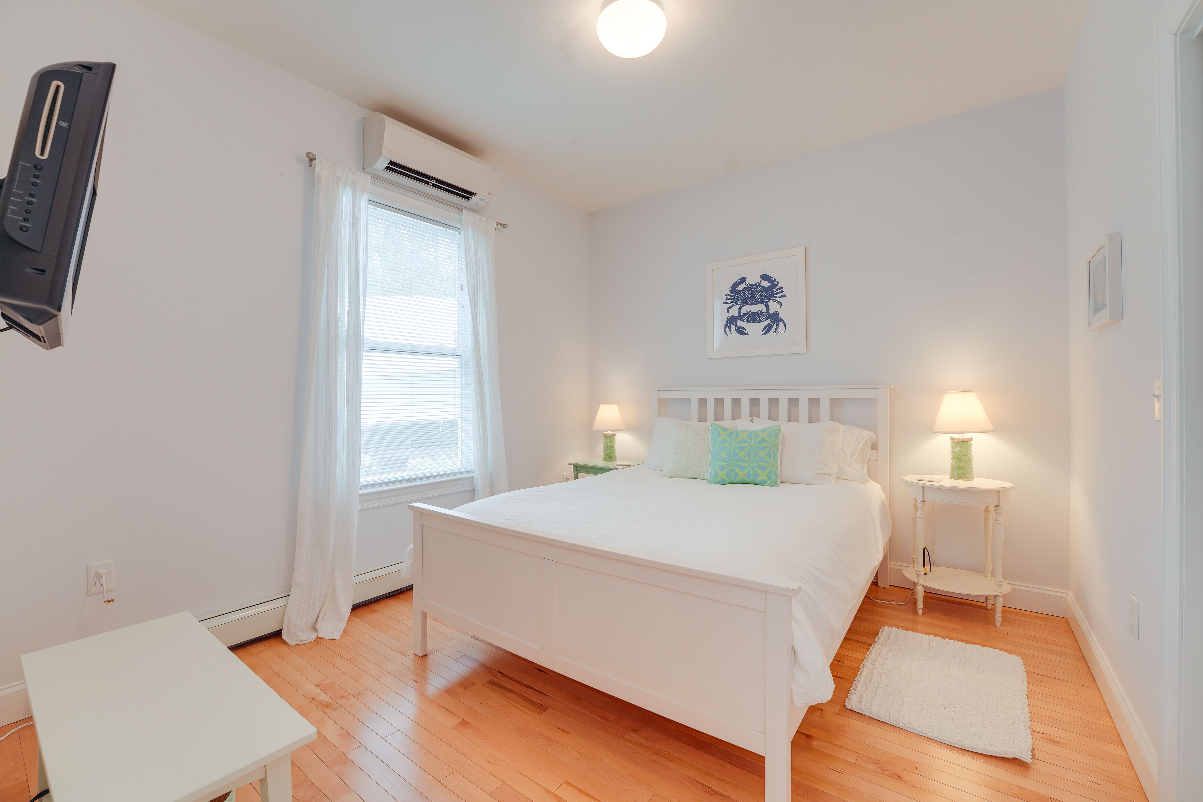 Bedroom | Queen Bed | Smart TV | Linens Provided