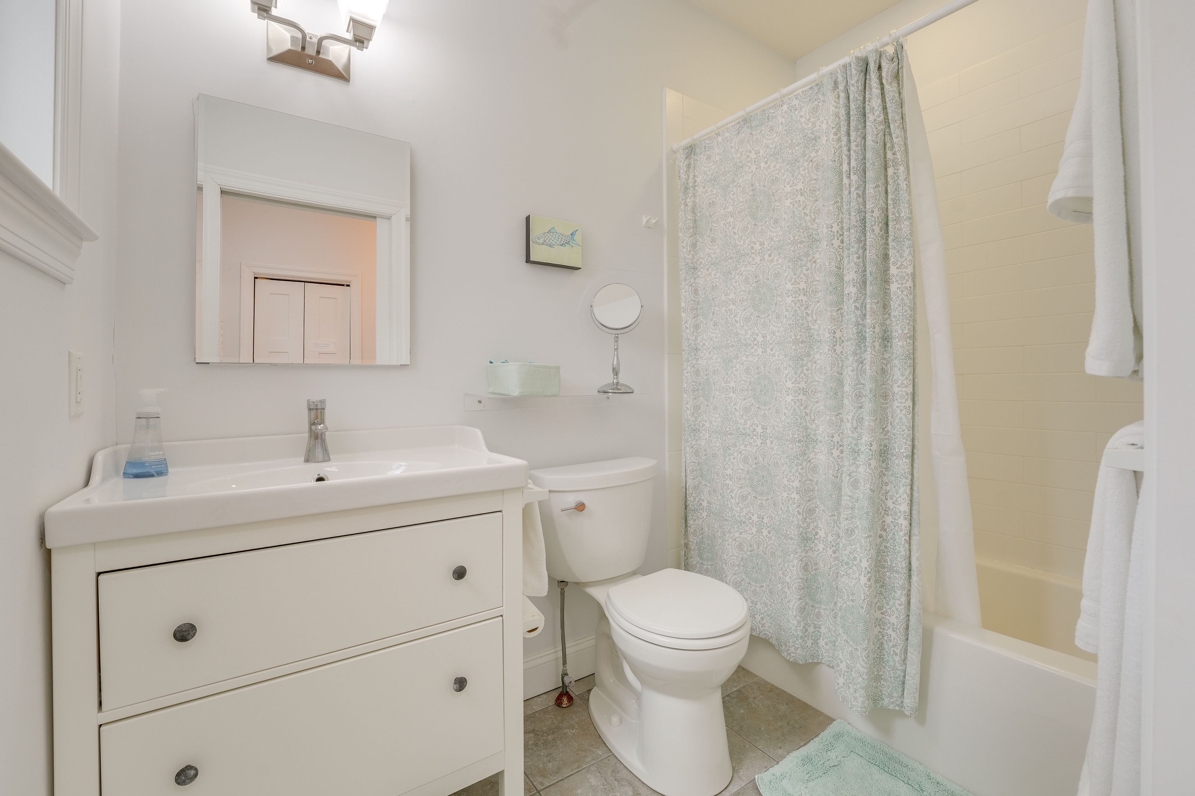 Full Bathroom | Towels Provided | Complimentary Toiletries