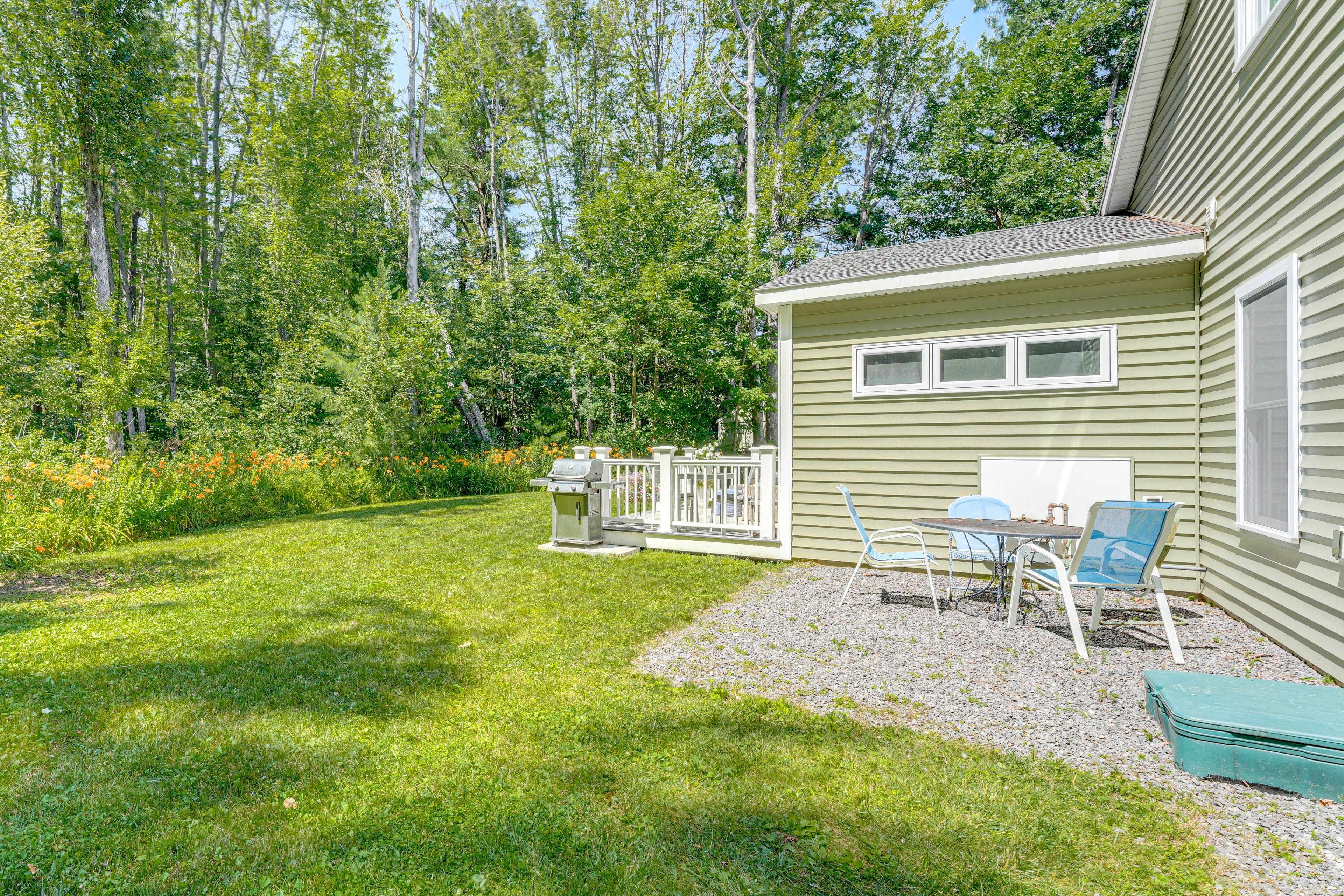 Outdoor Dining Area | Gas Grill