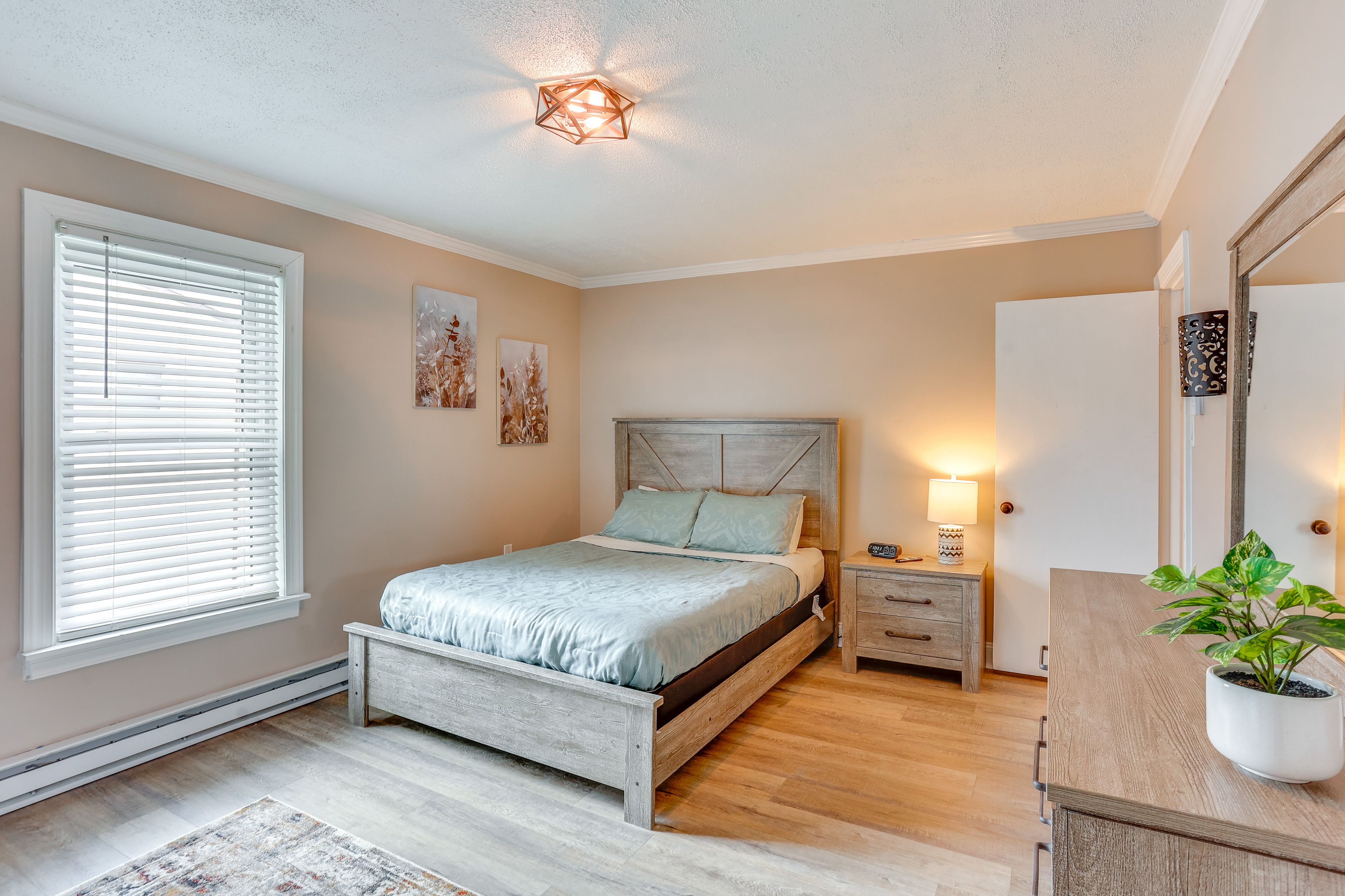 Bedroom 1 | Queen Bed | Flat-Screen TV | 2nd Floor