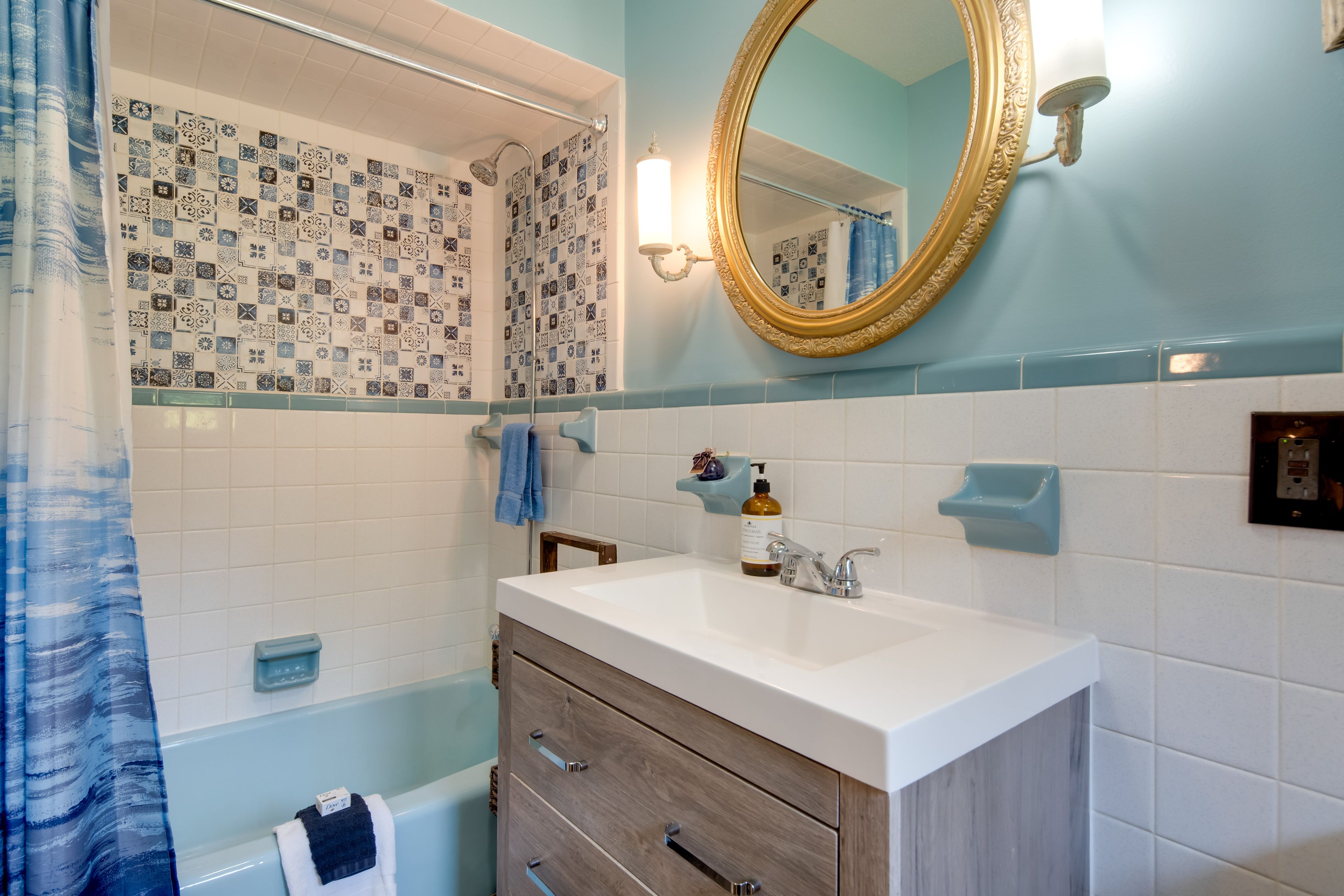En-Suite Bathroom | Main Level | Towels Provided