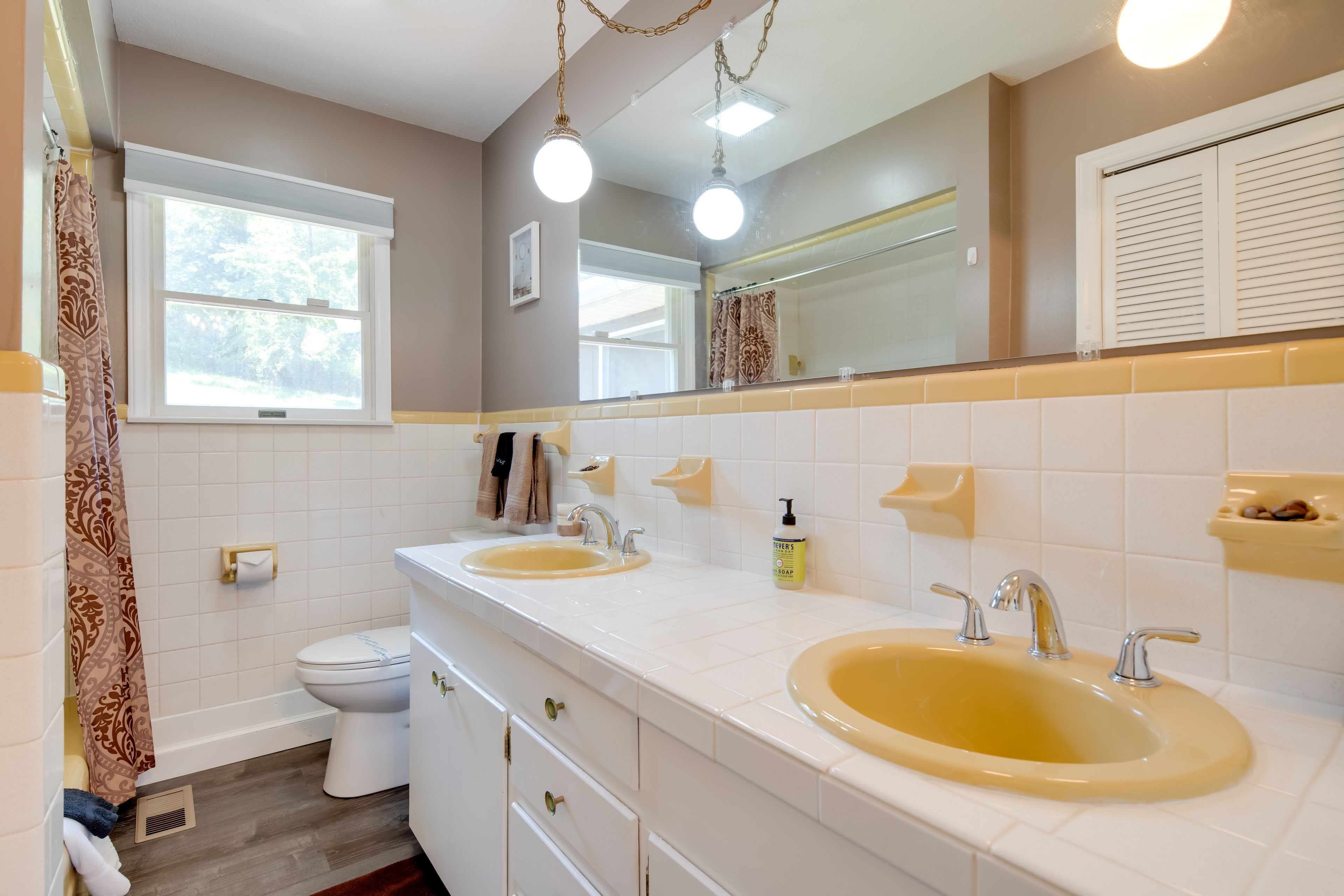 Full Bathroom | Main Level | Complimentary Toiletries | Hair Dryer