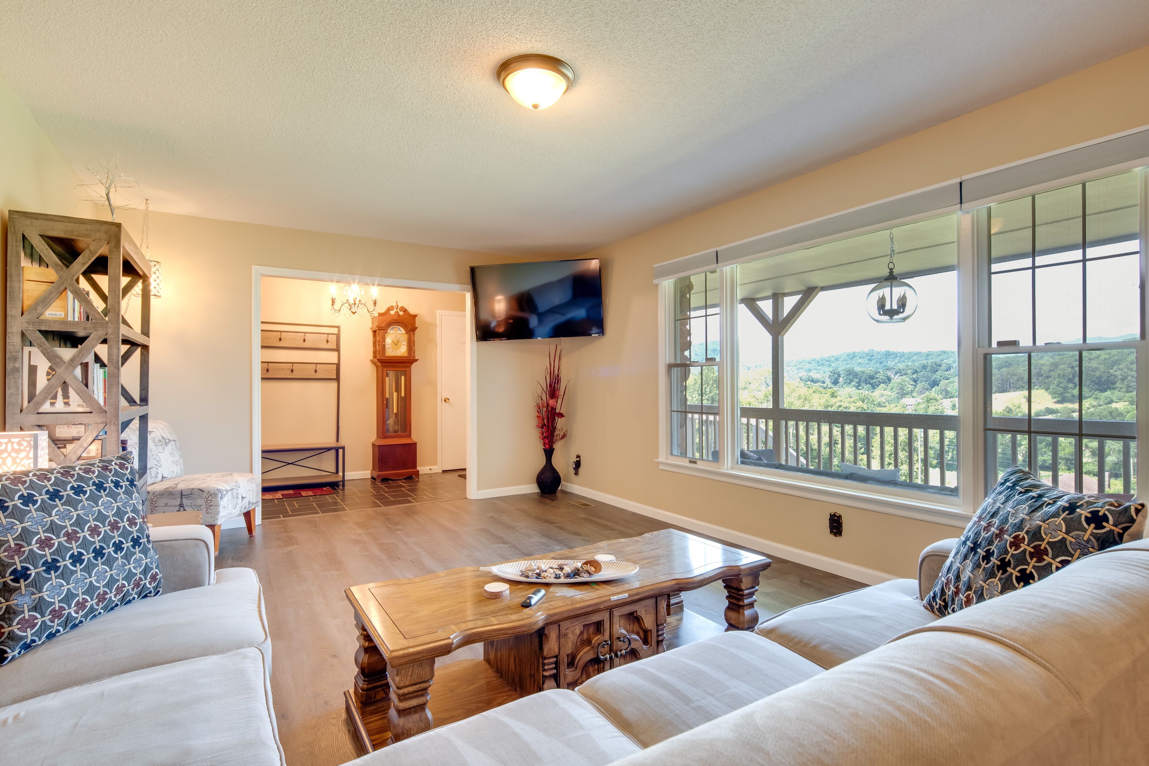 Living Room | Main Level | Queen Sleeper Sofa | Smart TV | Free WiFi